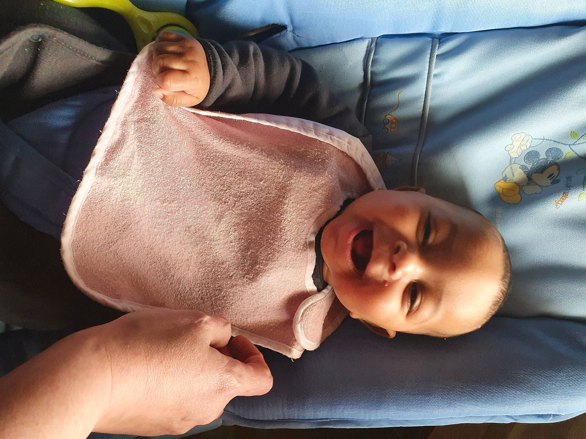 Noémie participe au concours pour gagner de l'argent avec cette photo : baby, baby_products, baby_toddler_clothing, carmine, cheek, child, comfort, eye, finger, gesture, happy, head, human_body, linens, mammal, nose, person, smile, thumb, toddler