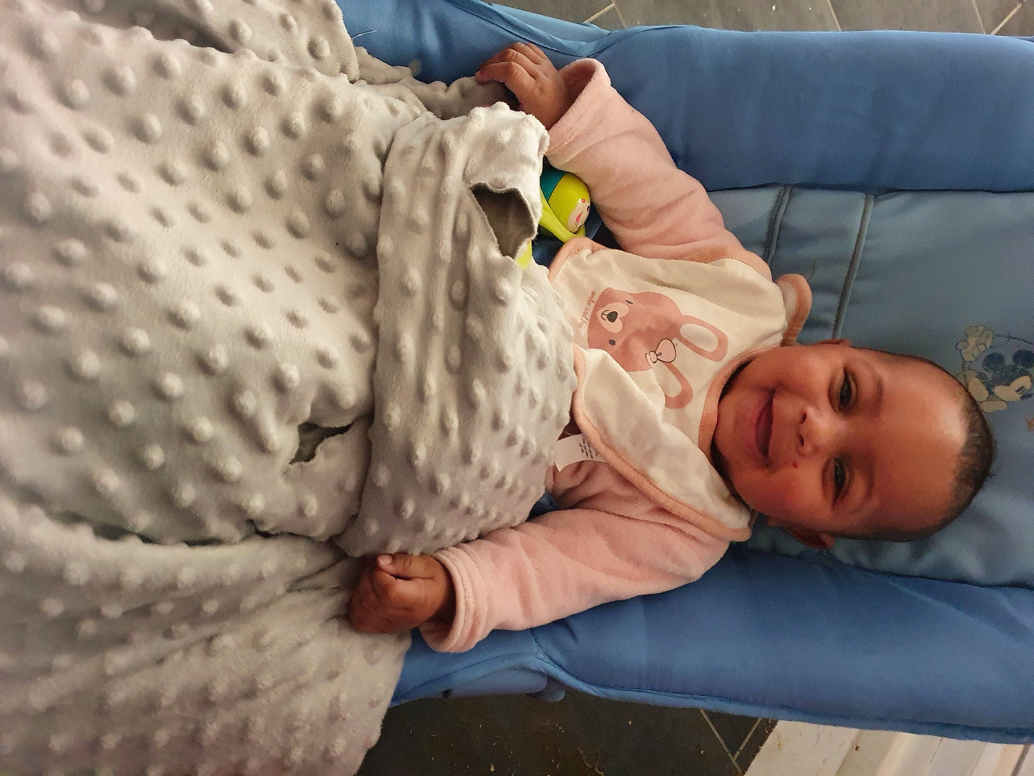 Noémie participe au concours pour gagner de l'argent avec cette photo : baby, baby_products, baby_safety, baby_toddler_clothing, bedding, child, comfort, couch, elbow, fun, grass, joy, linens, pattern, person, room, sitting, skin, sleeve, smile