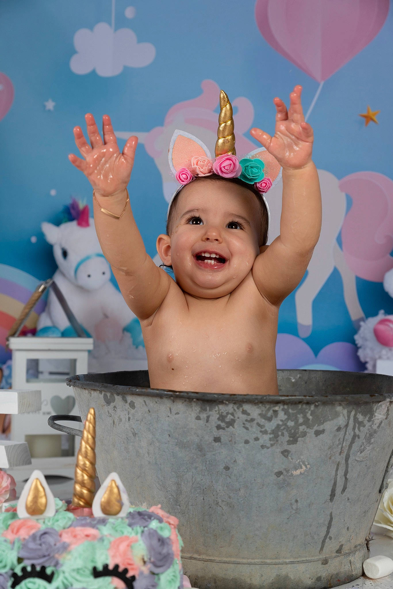 Livia a rejoint le concours — aidez-le/la à gagner de superbes lots ! art, baby, birthday, birthday_cake, cake_decorating_supply, child, event, finger, fun, gesture, happy, joy, kuchen, leisure, party, party_supply, person, pink, smile, sugar_cake