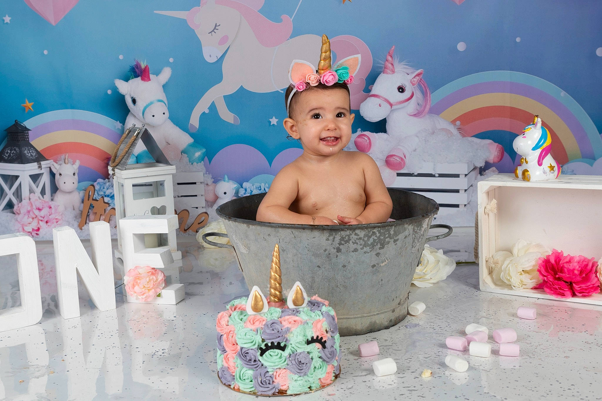 Livia participe au concours pour gagner de l'argent avec cette photo : art, baby, birthday_party, cake, cake_decorating, cake_decorating_supply, candle, food, fun, happy, icing, joy, party_supply, person, pink, smile, sugar_cake, sugar_paste, summer, sweetness