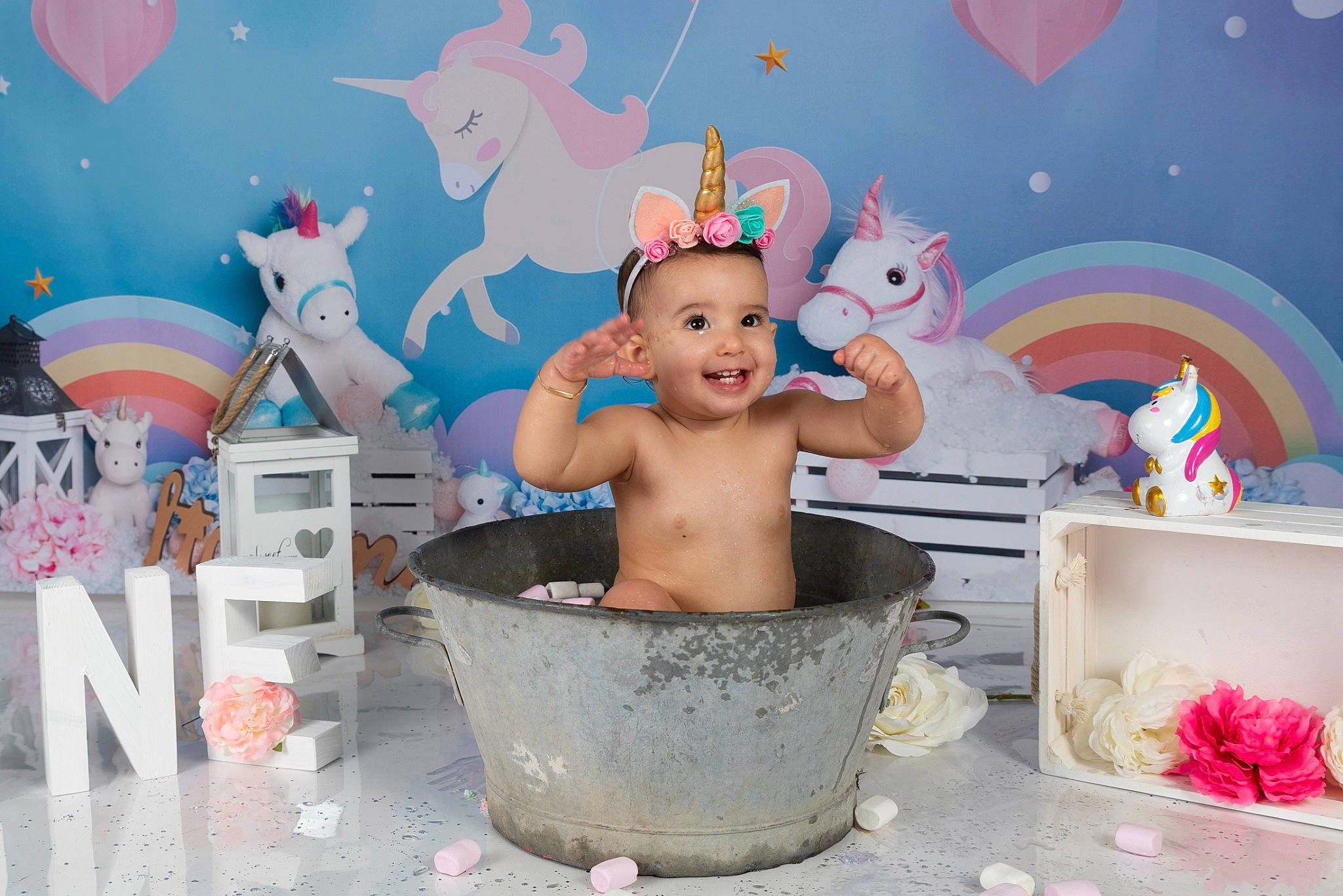 Livia a rejoint le concours — aidez-le/la à gagner de superbes lots ! art, baby, baby_products, balloon, bathing, birthday, child, event, fun, happy, joy, leisure, party, party_supply, people, person, pink, room, smile, toddler