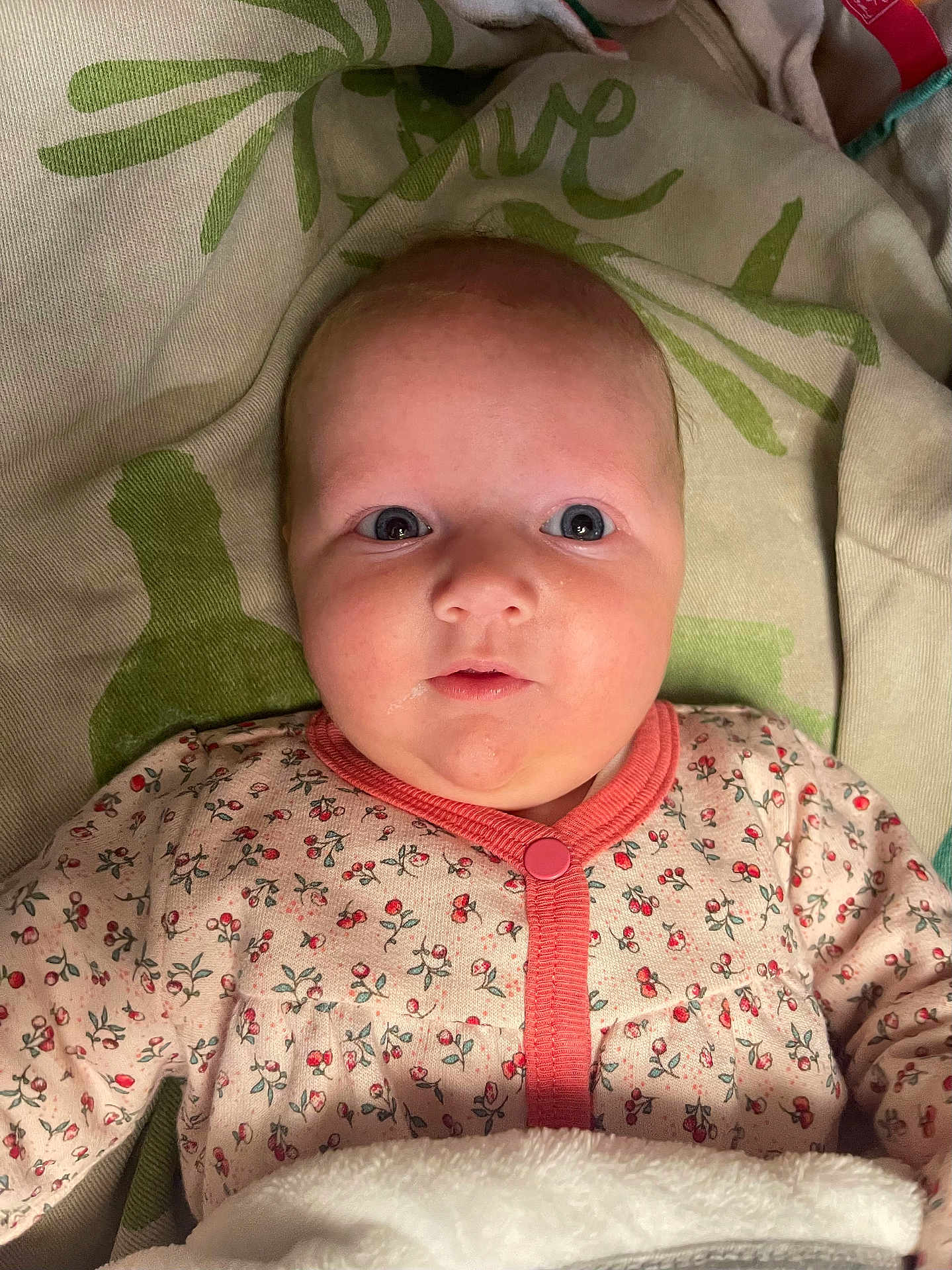 Maria a rejoint le concours — aidez-le/la à gagner de superbes lots ! baby, infant, face, eyes, clothing, onesie, blanket, pattern, floral, pink, skin, head, portrait, lying_down, cute, child, newborn, soft, cozy, indoors