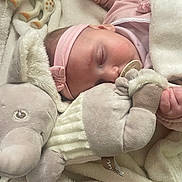 Maria participe au concours pour gagner de l'argent avec cette photo : baby, blanket, cheek, closeup, cozy, cuddling, giraffe_toy, hand, headband, infant, nap, nursery, pacifier, peaceful, pink, plush_toy, portrait, sleeping, soft_texture, stuffed_animal