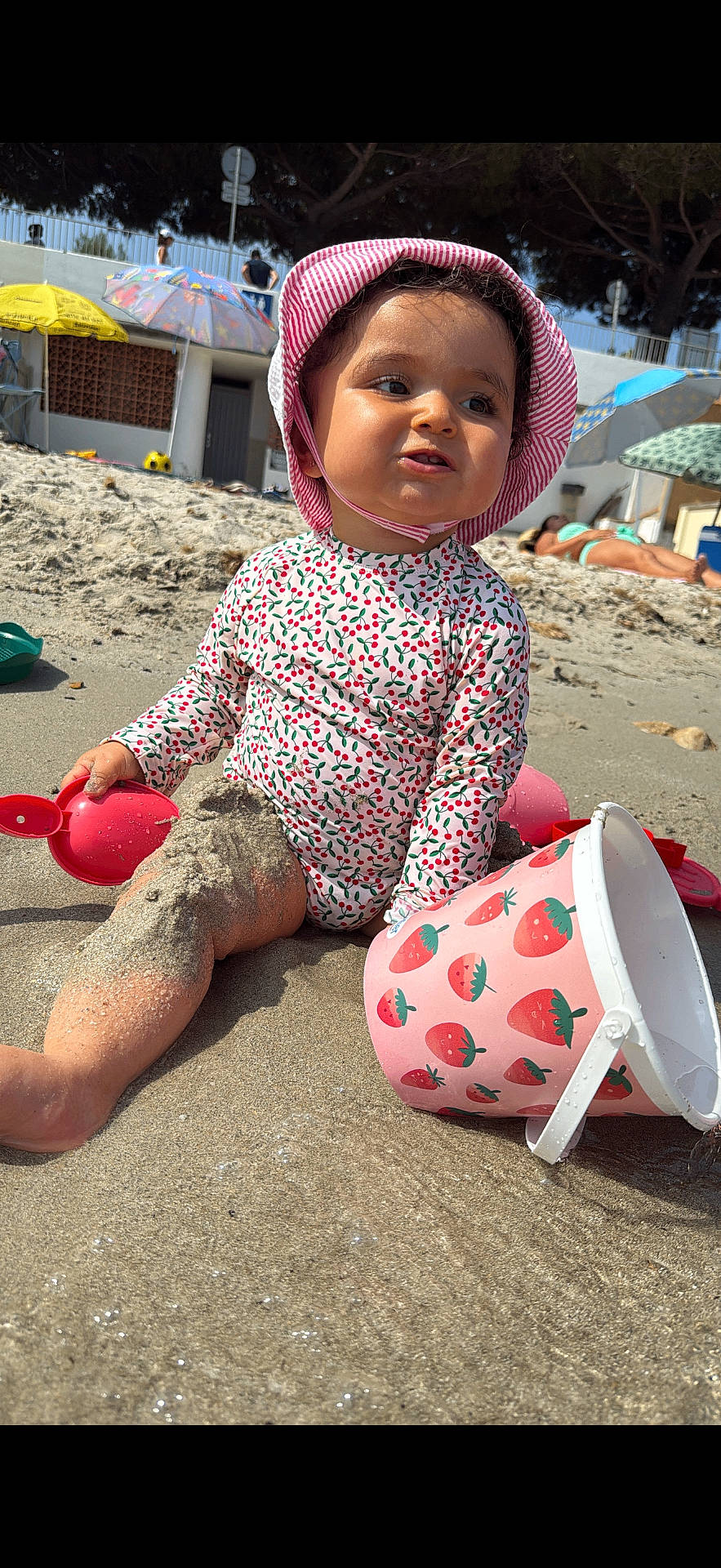 Alma a rejoint le concours — aidez-le/la à gagner de superbes lots ! beach, bucket, child, cute, fun, holiday, outdoor, playing, relaxation, sand, sand_on_skin, shovel, summer, sunhat, sunshine, swimsuit, toddler, umbrella, vacation, water