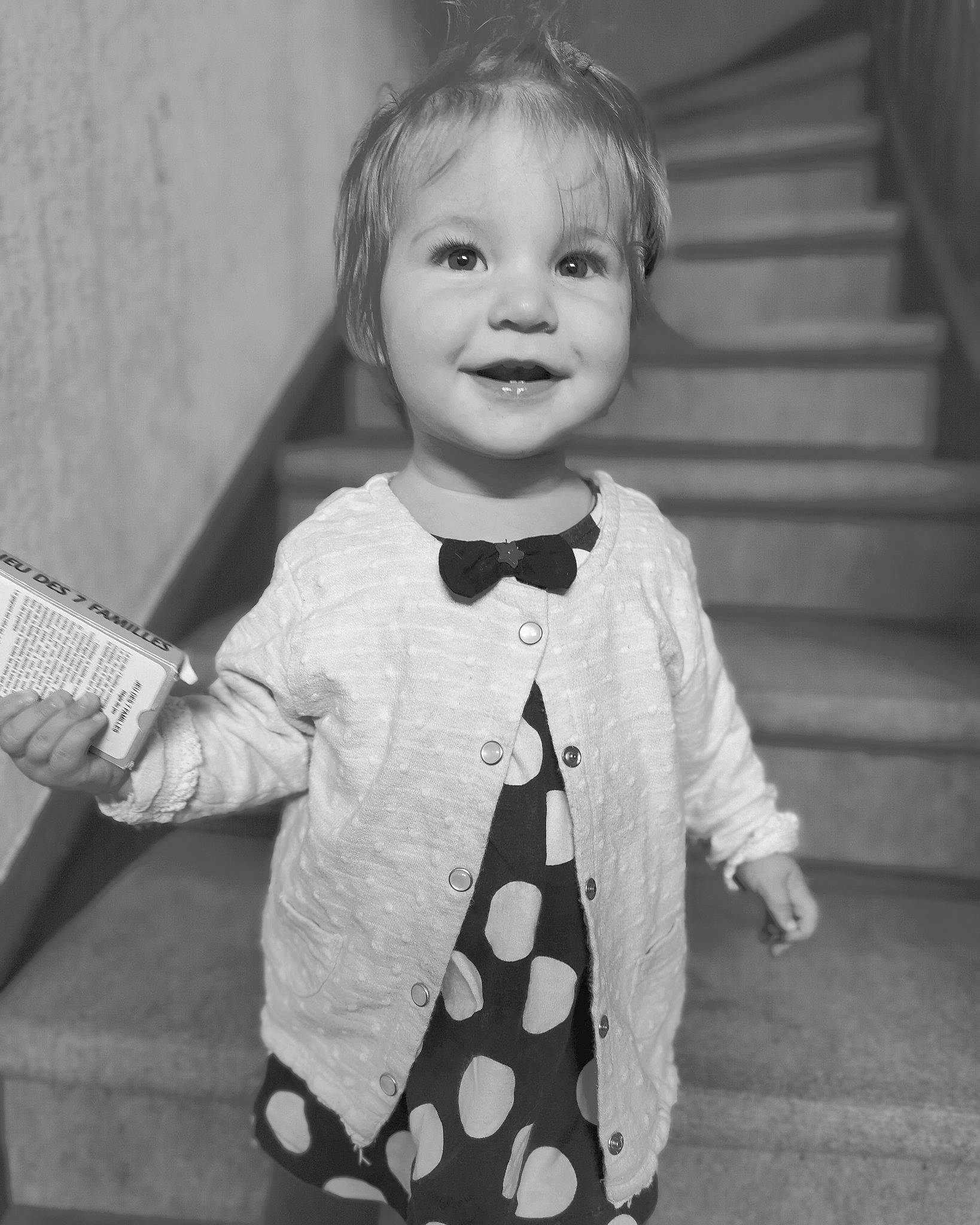 Astrid participe au concours pour gagner de l'argent avec cette photo : baby, black_and_white, cheek, child, child_model, design, dress, joy, monochrome, outerwear, pattern, people, person, photograph, photography, sleeve, smile, snapshot, standing, toddler