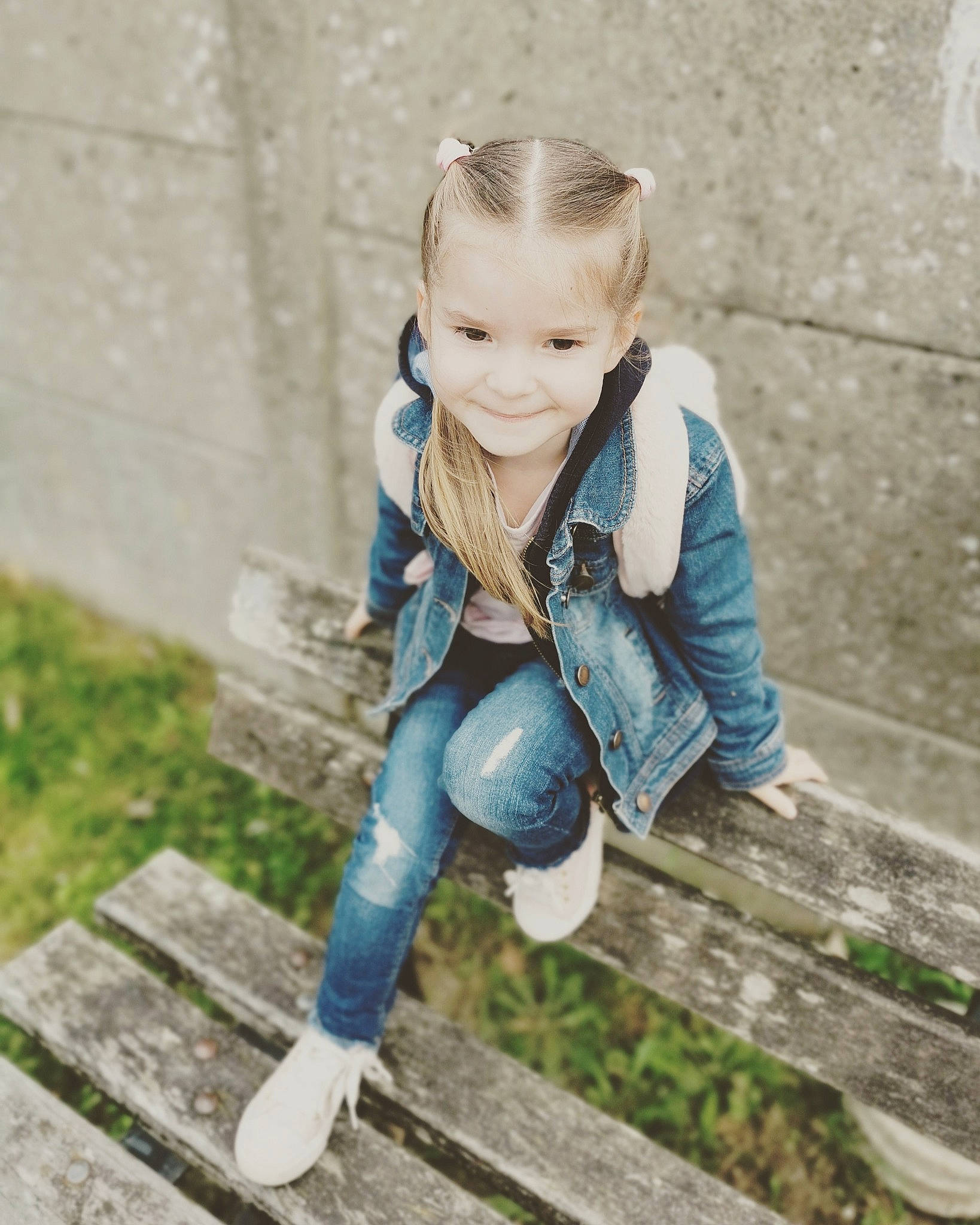 Capucine a rejoint le concours — aidez-le/la à gagner de superbes lots ! blond, child, child_model, denim, footwear, jeans, joy, outerwear, person, photograph, photography, plant, play, recreation, shoe, sitting, smile, toddler