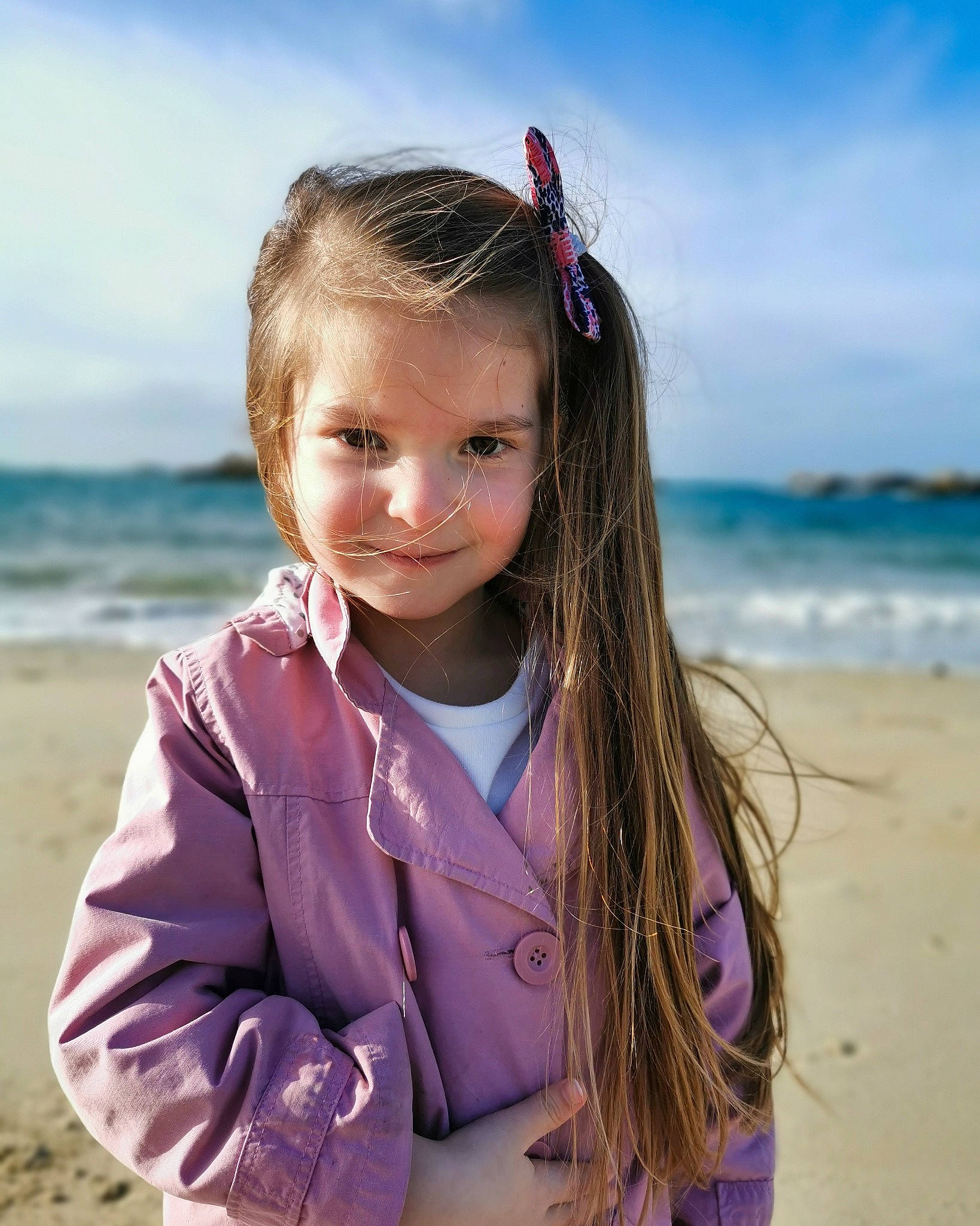 Capucine a rejoint le concours — aidez-le/la à gagner de superbes lots ! beach, blond, child, child_model, eye, hair, hairstyle, happy, head, joy, long_hair, ocean, person, photography, pink, purple, sand, sea, smile, summer