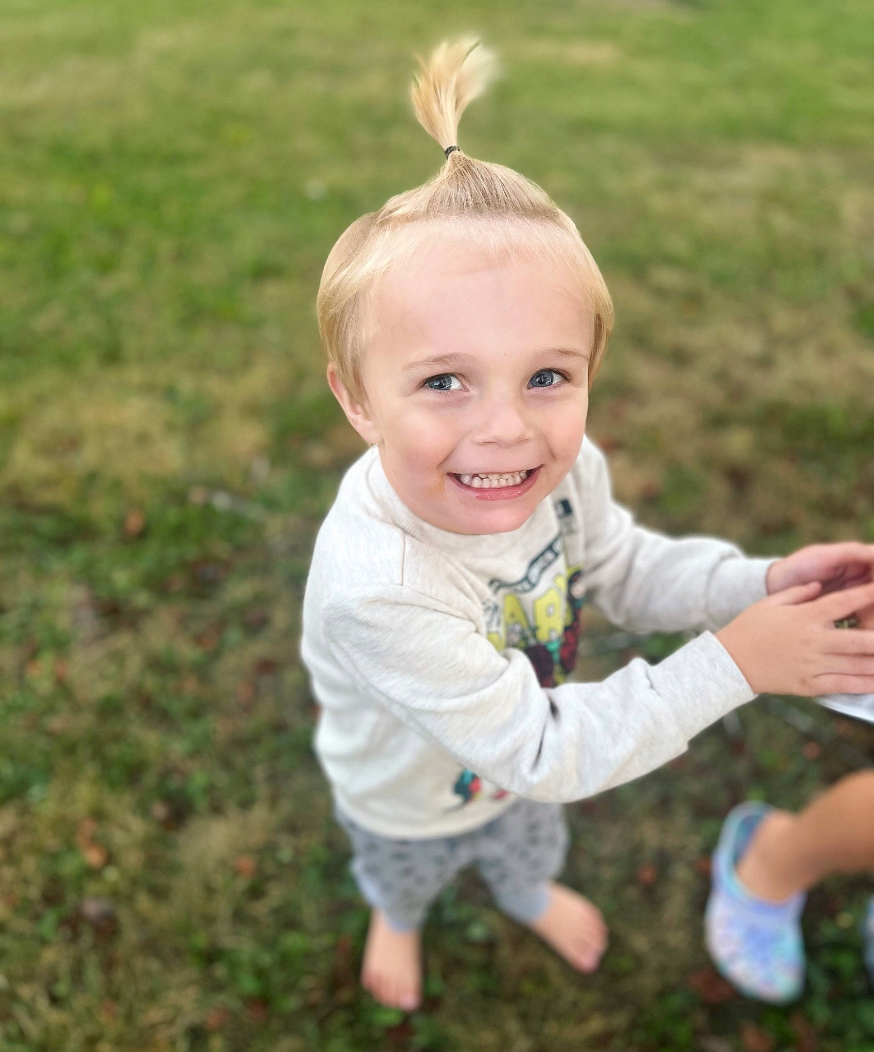 Kingsley is registered to the contest to win money with this photo: baby, baby_toddler_clothing, blond, eye, flash_photography, fun, gesture, grass, grass_family, grassland, hand, happy, iris, joy, lawn, meadow, people_in_nature, person, plant, skin