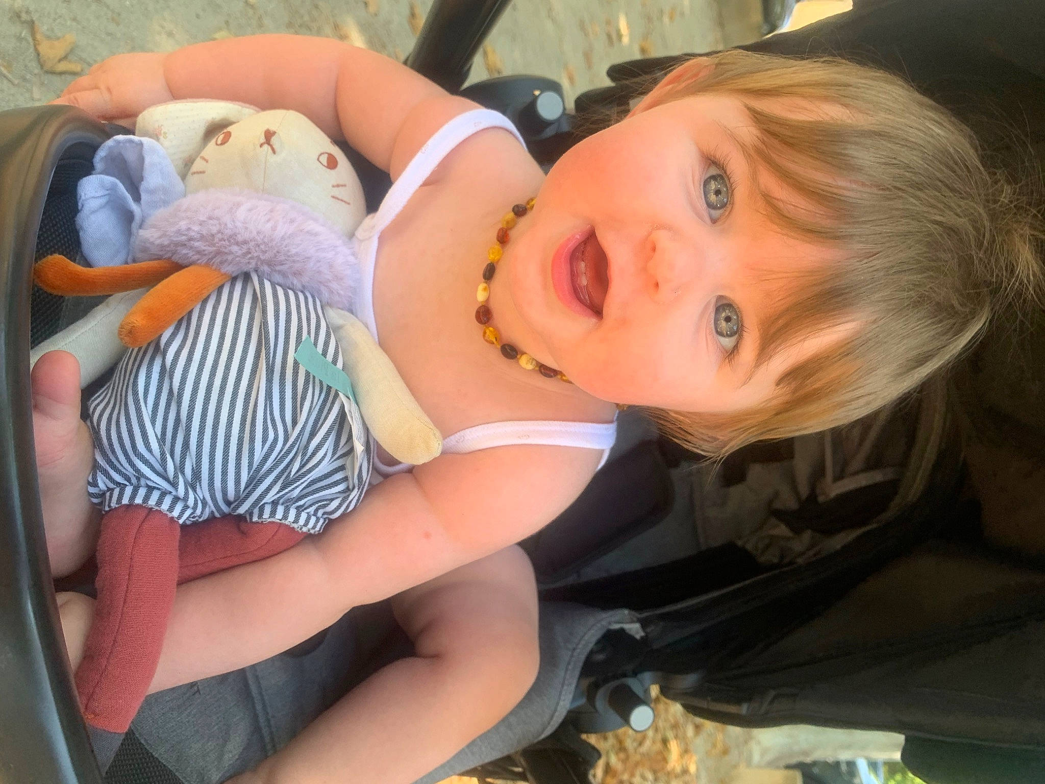 Elly participe au concours pour gagner de l'argent avec cette photo : abdomen, baby, baby_toddler_clothing, cheek, child, comfort, fun, grass, happy, human_body, iris, lap, mouth, nose, person, sitting, skin, smile, thigh, toddler