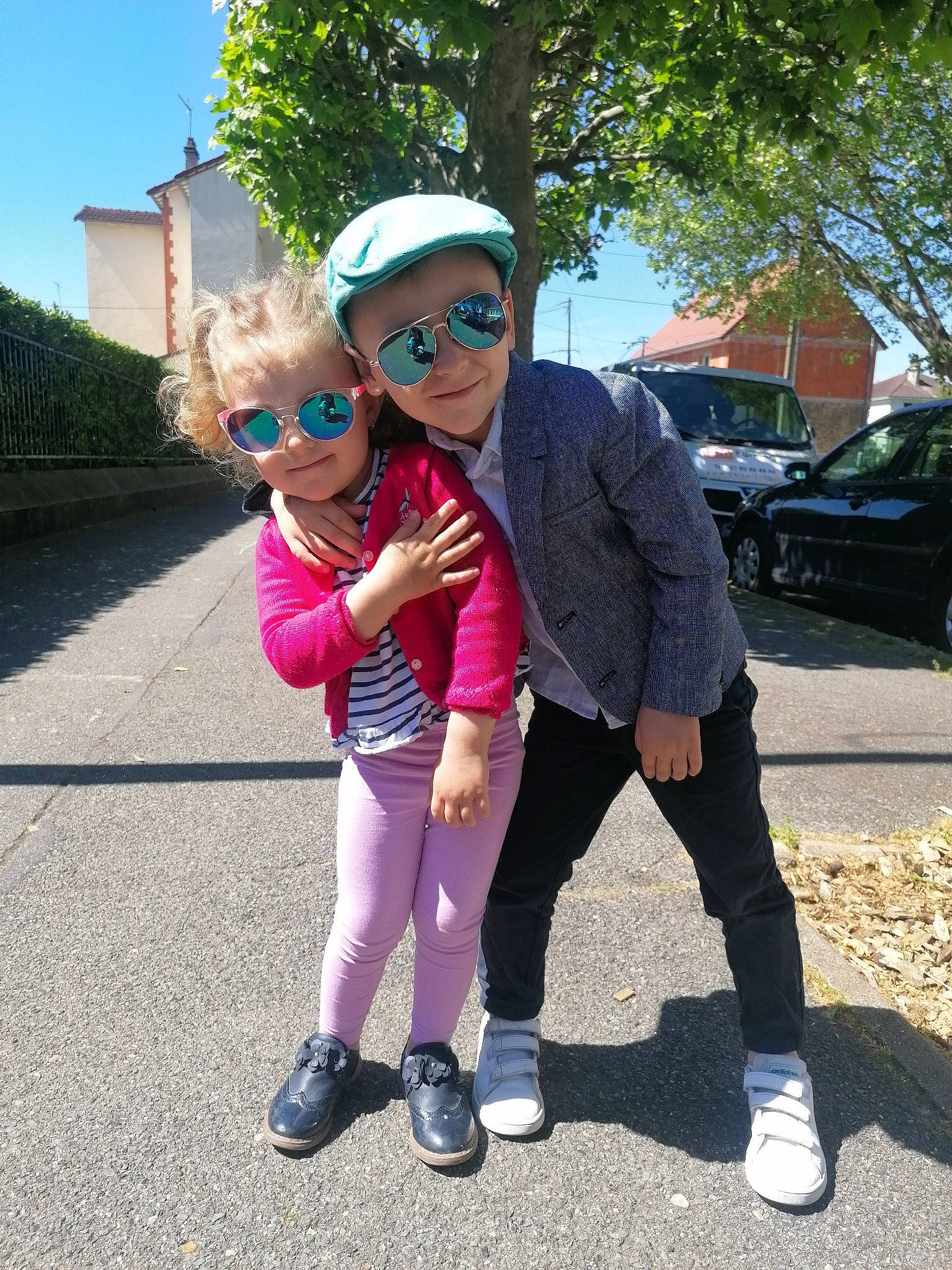 Ema participe au concours pour gagner de l'argent avec cette photo : asphalt, cool, eyewear, footwear, gesture, glasses, goggles, hat, headwear, interaction, leisure, person, pink, plant, recreation, shoe, sunglasses, tire, toddler, tree