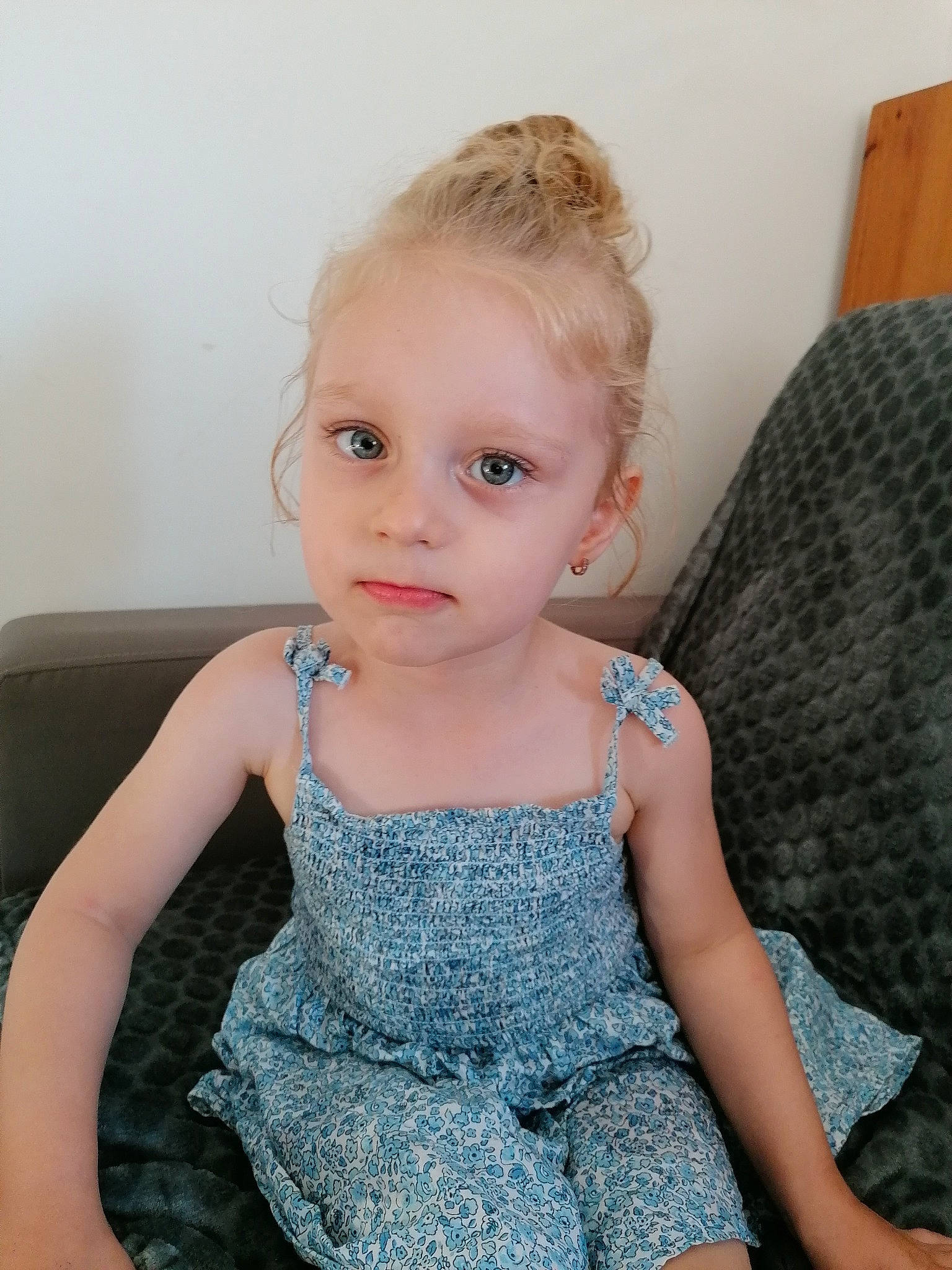 Ema participe au concours pour gagner de l'argent avec cette photo : baby_toddler_clothing, cheek, chest, chin, couch, day_dress, dress, eye, eyelash, face, finger, hairstyle, head, iris, neck, person, shoulder, skin, sleeve, toddler