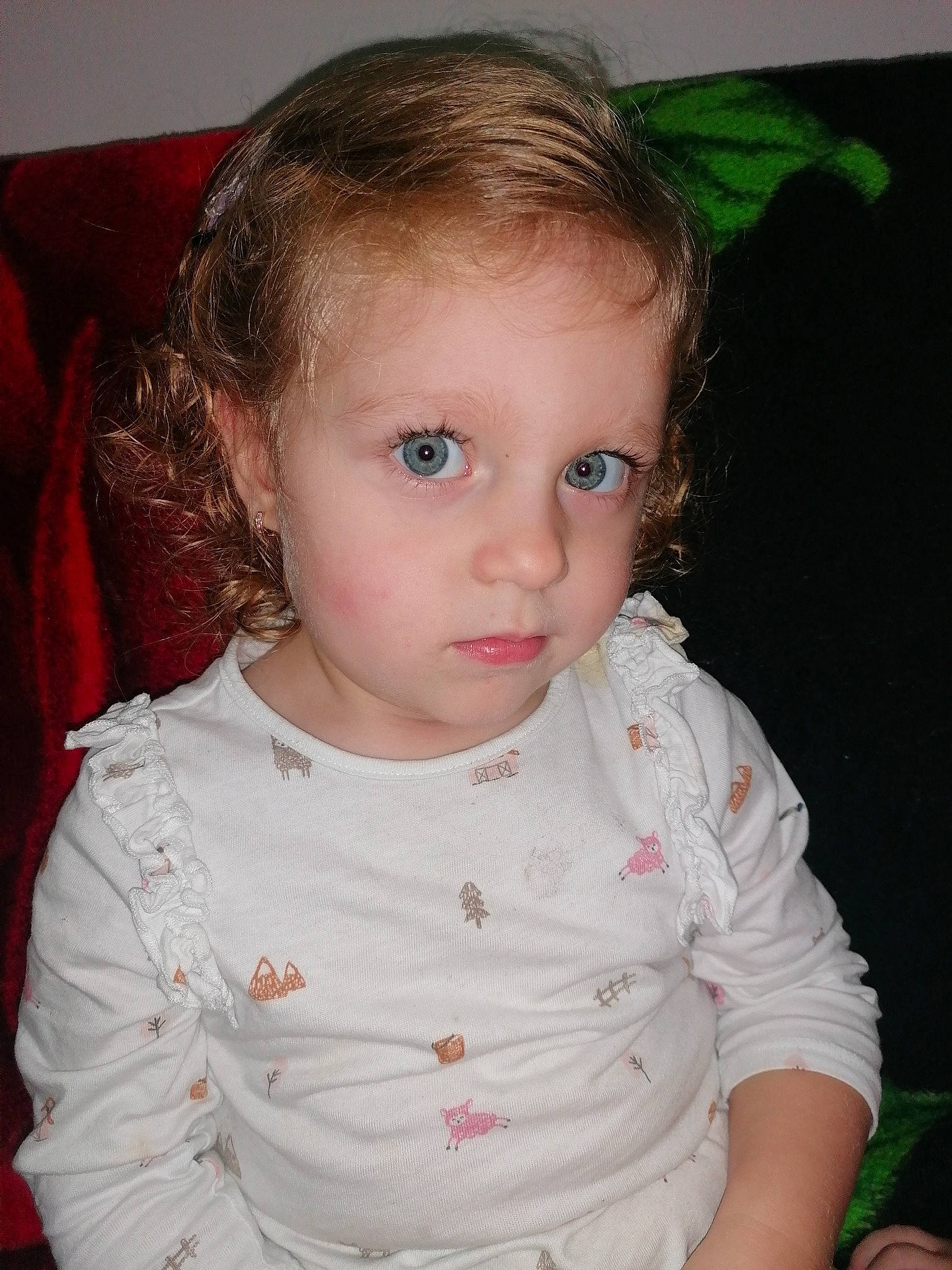 Ema participe au concours pour gagner de l'argent avec cette photo : cheek, chin, ear, eye, eyebrow, eyelash, facial_expression, forehead, hair, head, human_body, iris, lip, mouth, neck, nose, person, shoulder, skin, sleeve