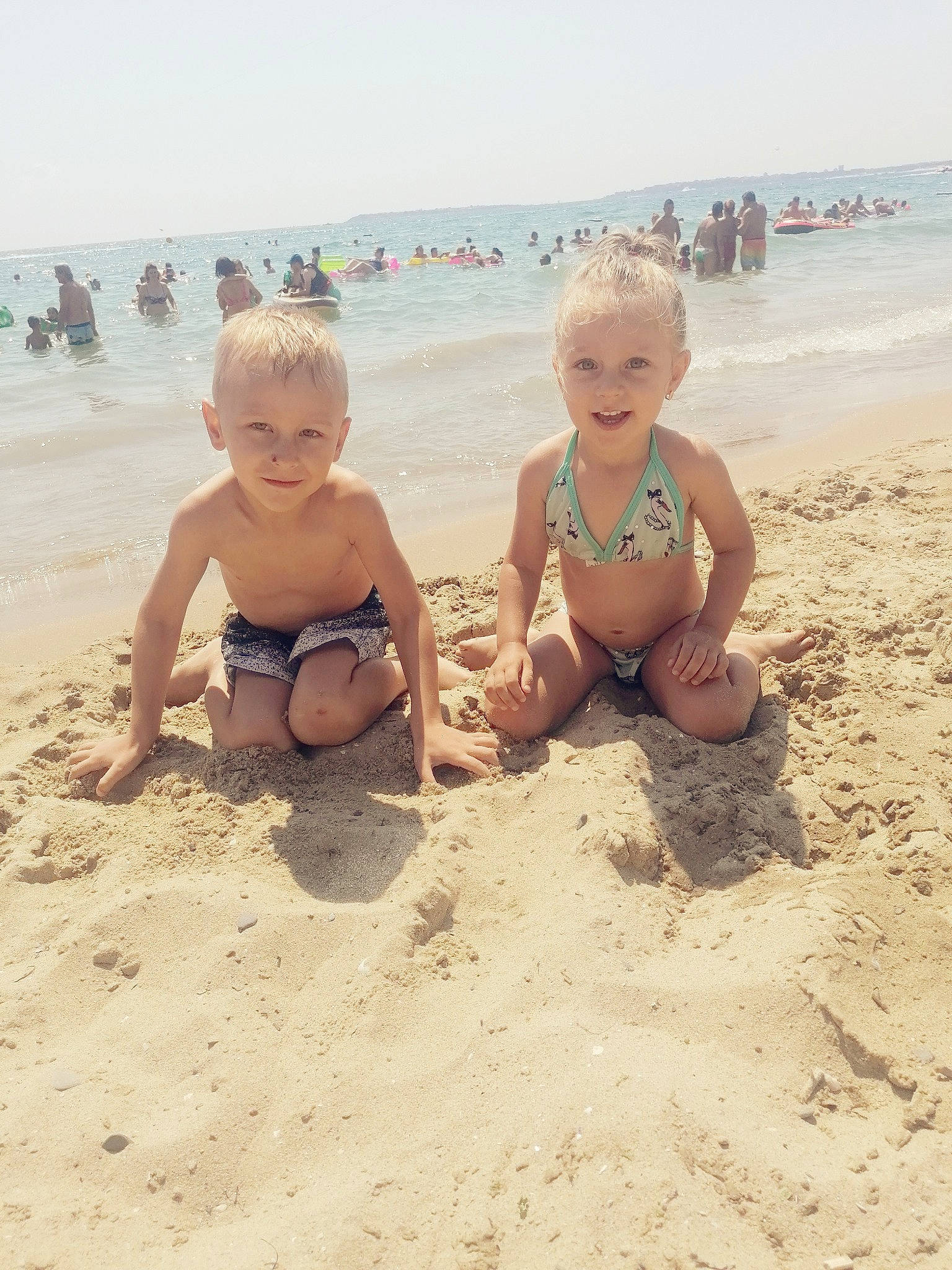 Ema participe au concours pour gagner de l'argent avec cette photo : barechested, beach, eye, face, foot, fun, hand, happy, hat, holiday, joy, leg, people_on_beach, person, sand, shorts, sky, smile, swimwear, thigh
