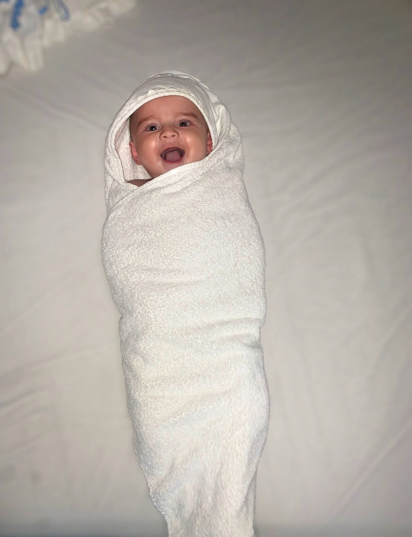 Théo participe au concours pour gagner de l'argent avec cette photo : art, baby, baby_sleeping, bonnet, child, comfort, face, headwear, linens, monochrome_photography, person, portrait_photography, room, sleeve, smile, toddler, visual_arts, woolen