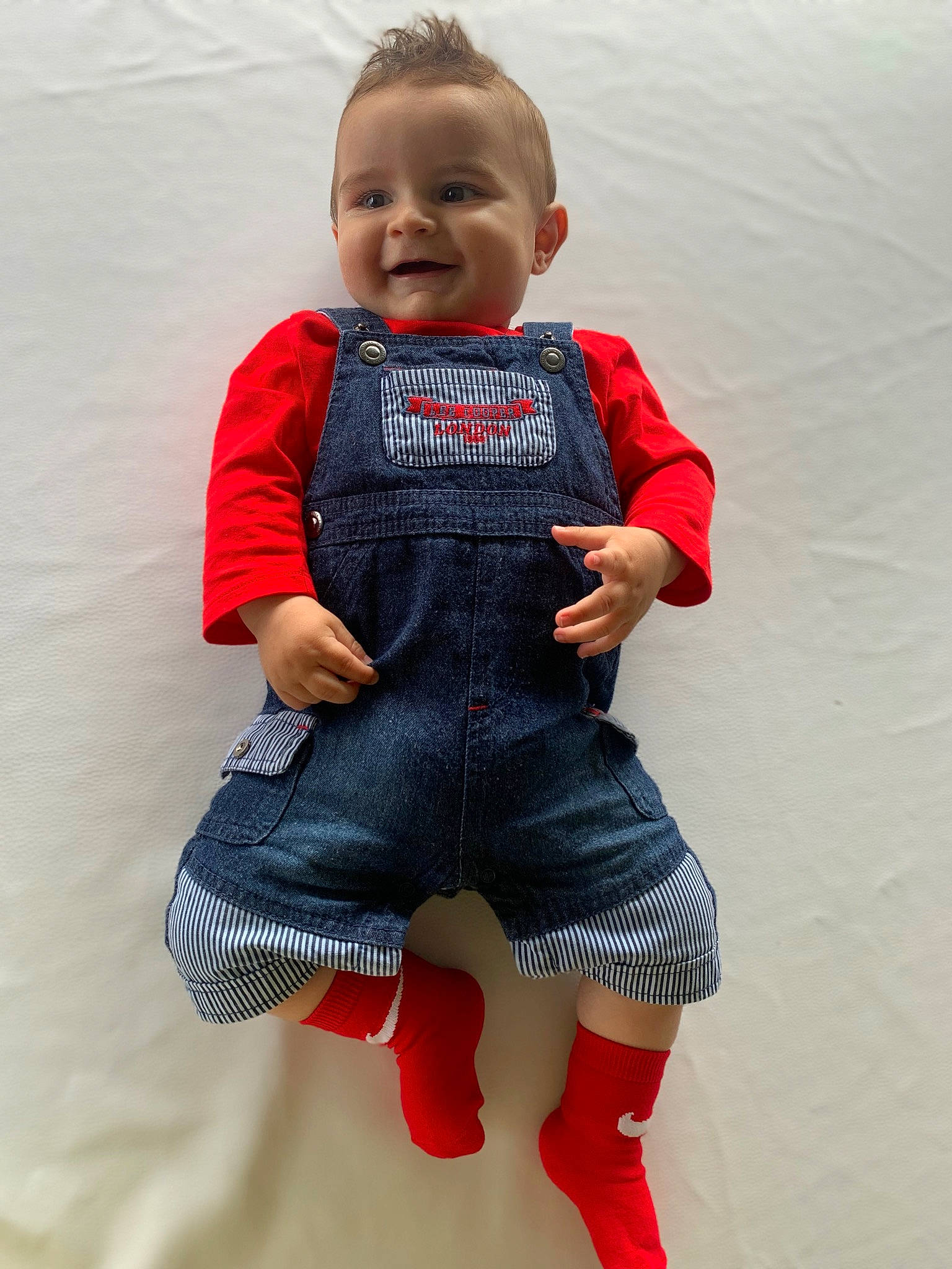 Théo participe au concours pour gagner de l'argent avec cette photo : baby_toddler_clothing, collar, dress, face, hairstyle, head, human_body, joy, knee, leg, neck, person, plaid, shoulder, sleeve, smile, street_fashion, textile, thigh, toddler