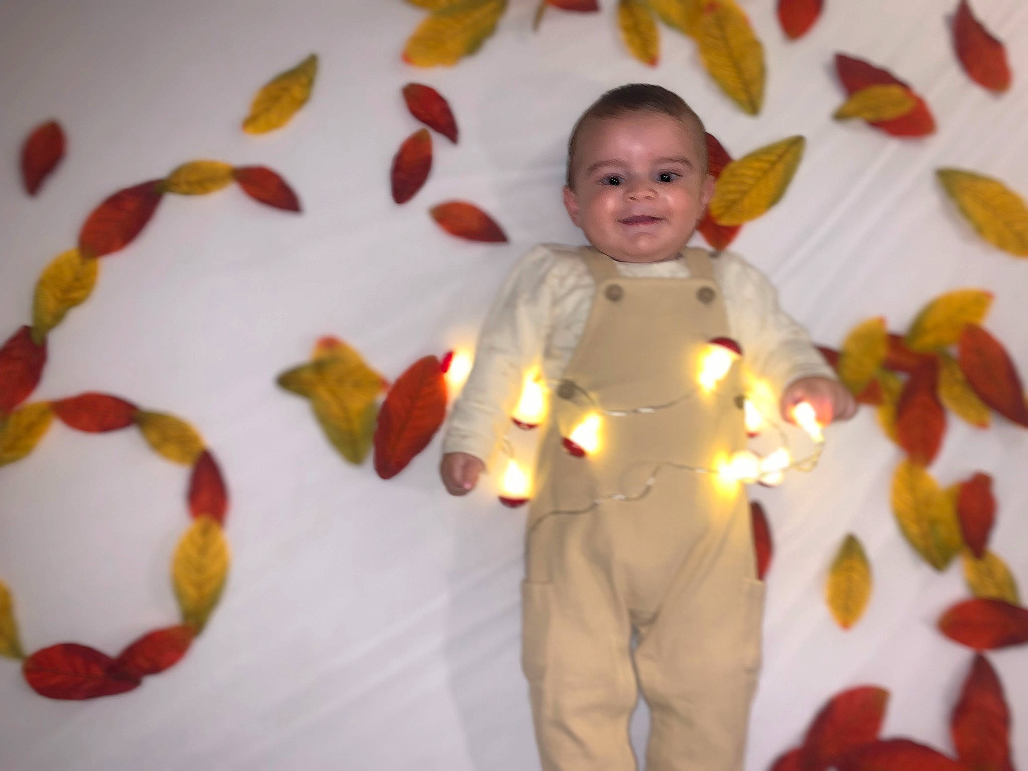 Théo a rejoint le concours — aidez-le/la à gagner de superbes lots ! art, child, christmas_ornament, event, face, fun, gesture, happy, head, holiday, joy, orange, ornament, pattern, person, room, sleeve, smile, standing, textile