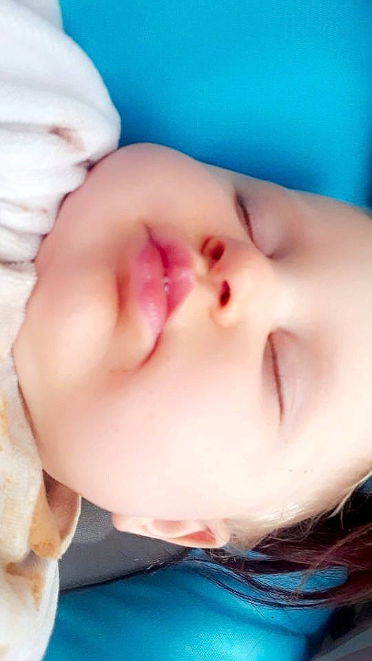 Tamara a rejoint le concours — aidez-le/la à gagner de superbes lots ! baby, beauty, cheek, child, chin, close_up, eye, face, forehead, hand, head, headwear, lip, mouth, muscle, nap, neck, nose, person, skin