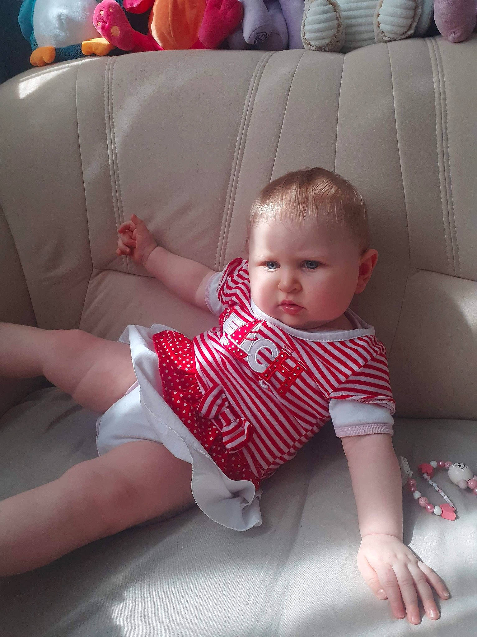 Tamara a rejoint le concours — aidez-le/la à gagner de superbes lots ! baby, baby_products, child, finger, leg, person, product, sitting, skin, toddler