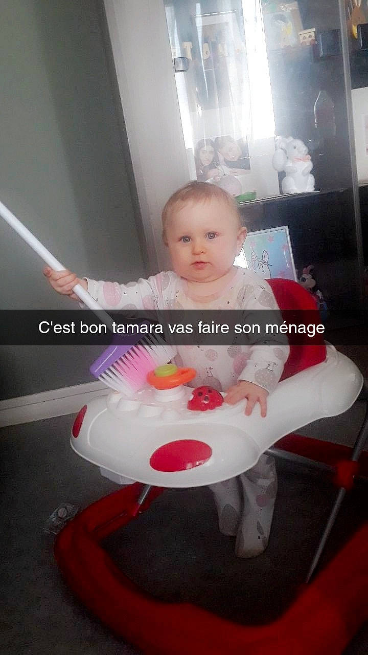 Tamara participe au concours pour gagner de l'argent avec cette photo : baby, blurred, child, eating, food, person, toddler, under_exposed