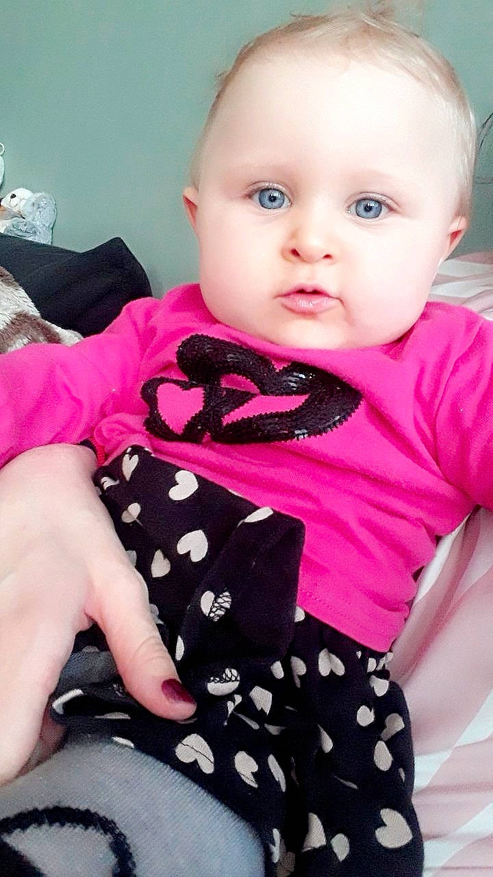 Tamara a rejoint le concours — aidez-le/la à gagner de superbes lots ! baby, baby_products, baby_toddler_clothing, cheek, child, design, head, lip, pattern, person, pink, polka_dot, product, skin, sleeve, toddler