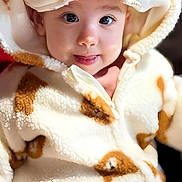 Jade a rejoint le concours — aidez-le/la à gagner de superbes lots ! adorable, animal_print, baby, baby_fashion, child, childhood, closeup, cute, expression, eyes, face, fur_clothing, hoodie, indoor, infant, portrait, smile, soft_texture, warm_clothing, young_child