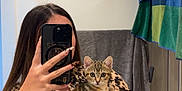 Ava participe au concours pour gagner de l'argent avec cette photo : animal_print, bathroom, bracelet, casual, cat, cute, feline, holding, indoor, kitten, long_nails, mirror, person, portrait, reflection, selfie, smartphone, striped_cat, towel, young_adult
