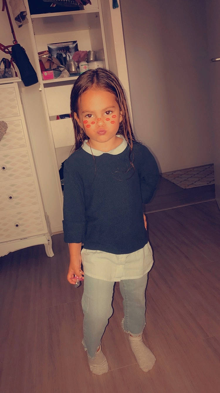 Leyla participe au concours pour gagner de l'argent avec cette photo : abdomen, arm, child, floor, flooring, hip, human_body, joint, knee, leg, neck, person, room, shoe, shoulder, sportswear, standing, t_shirt, toddler, trunk