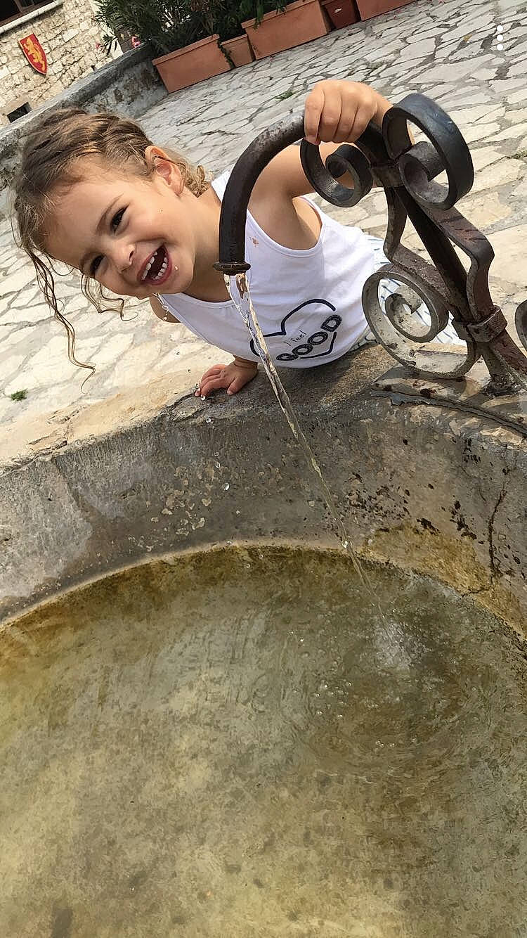 Leyla a rejoint le concours — aidez-le/la à gagner de superbes lots ! concrete, joy, person, water