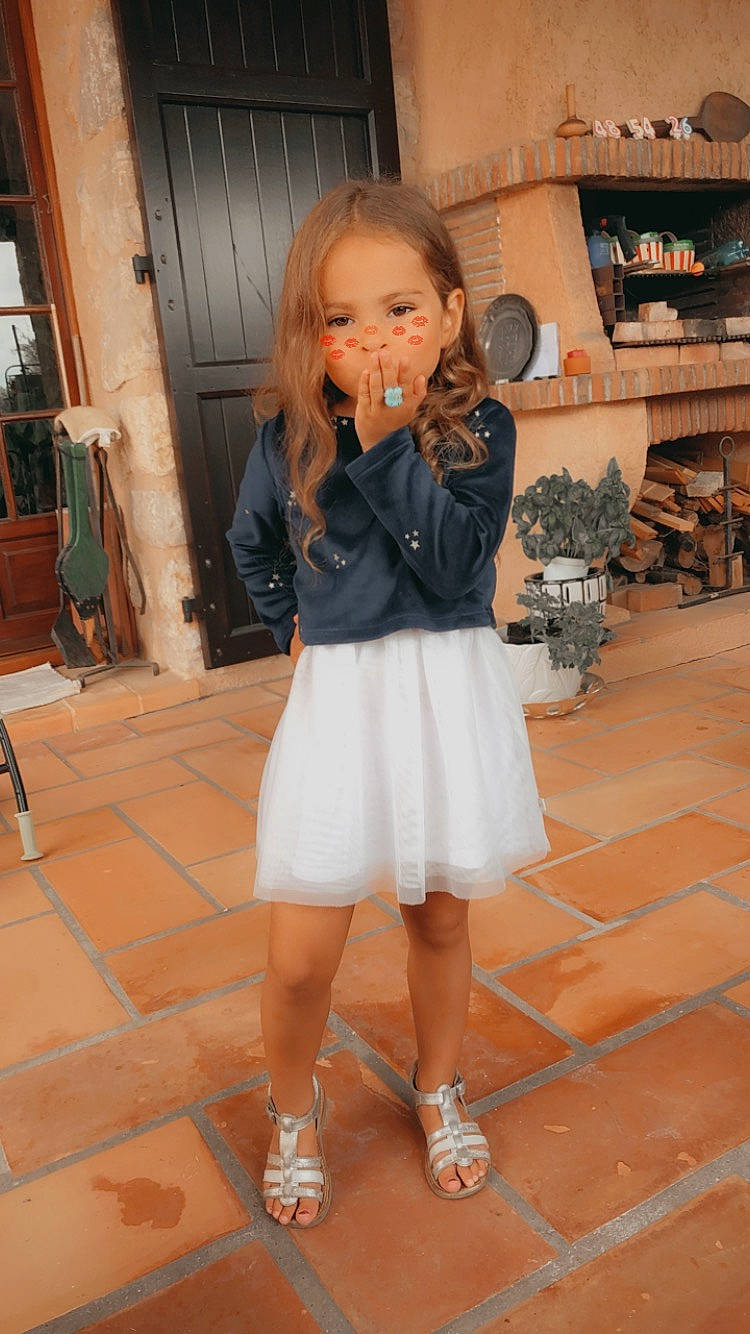 Leyla a rejoint le concours — aidez-le/la à gagner de superbes lots ! child, clothing, denim, fashion, footwear, leg, person, shoe, snapshot, textile