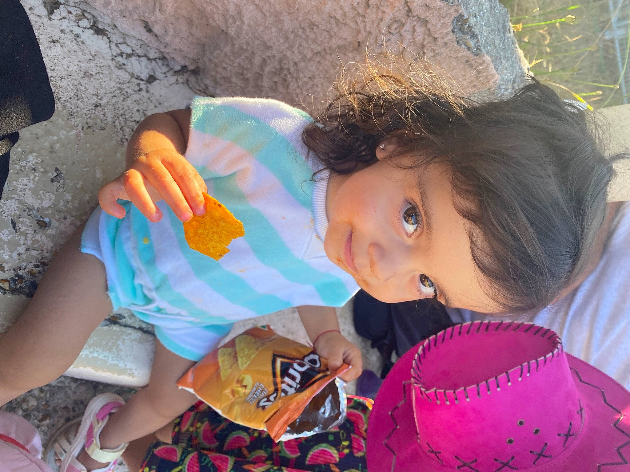 Talya a rejoint le concours — aidez-le/la à gagner de superbes lots ! adaptation, baby_toddler_clothing, child, fun, grass, hairstyle, happy, leisure, magenta, nail, people, person, pink, play, recreation, sitting, skin, toddler, tree, vacation