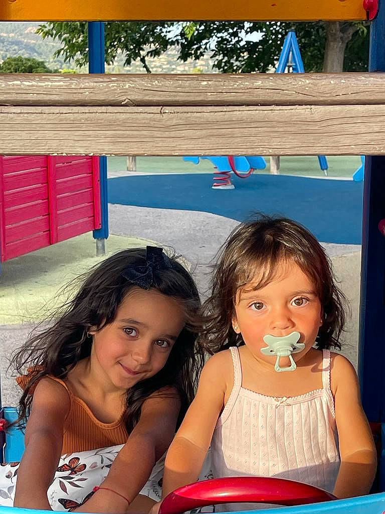 Talya a rejoint le concours — aidez-le/la à gagner de superbes lots ! blue, cake, chair, child, event, friendship, fun, happy, joy, leisure, party, person, play, recreation, room, sharing, sitting, summer, t_shirt, toddler