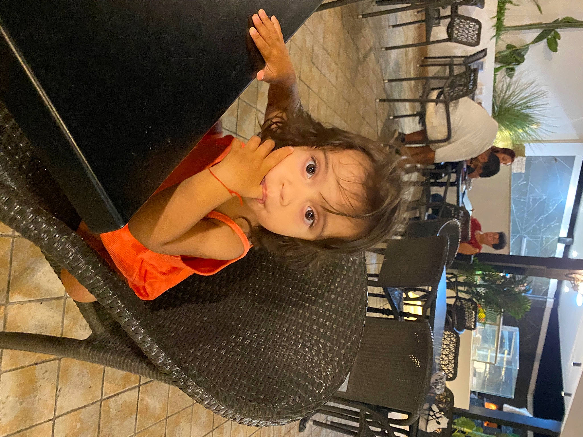 Talya a rejoint le concours — aidez-le/la à gagner de superbes lots ! audio_equipment, automotive_exterior, baby_products, chair, child, computer_hardware, fashion_accessory, flooring, flowerpot, fun, houseplant, machine, person, plant, room, sitting, toddler, tree, vehicle_door