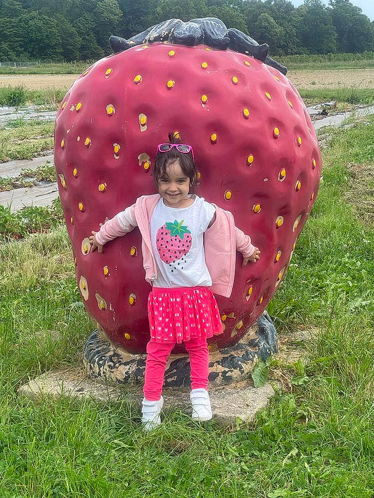 Kelya a rejoint le concours — aidez-le/la à gagner de superbes lots ! art, biome, child, fashion_accessory, fun, grass, grassland, joy, landscape, leaf, leisure, magenta, pattern, people_in_nature, person, pink, plant, play, recreation, t_shirt