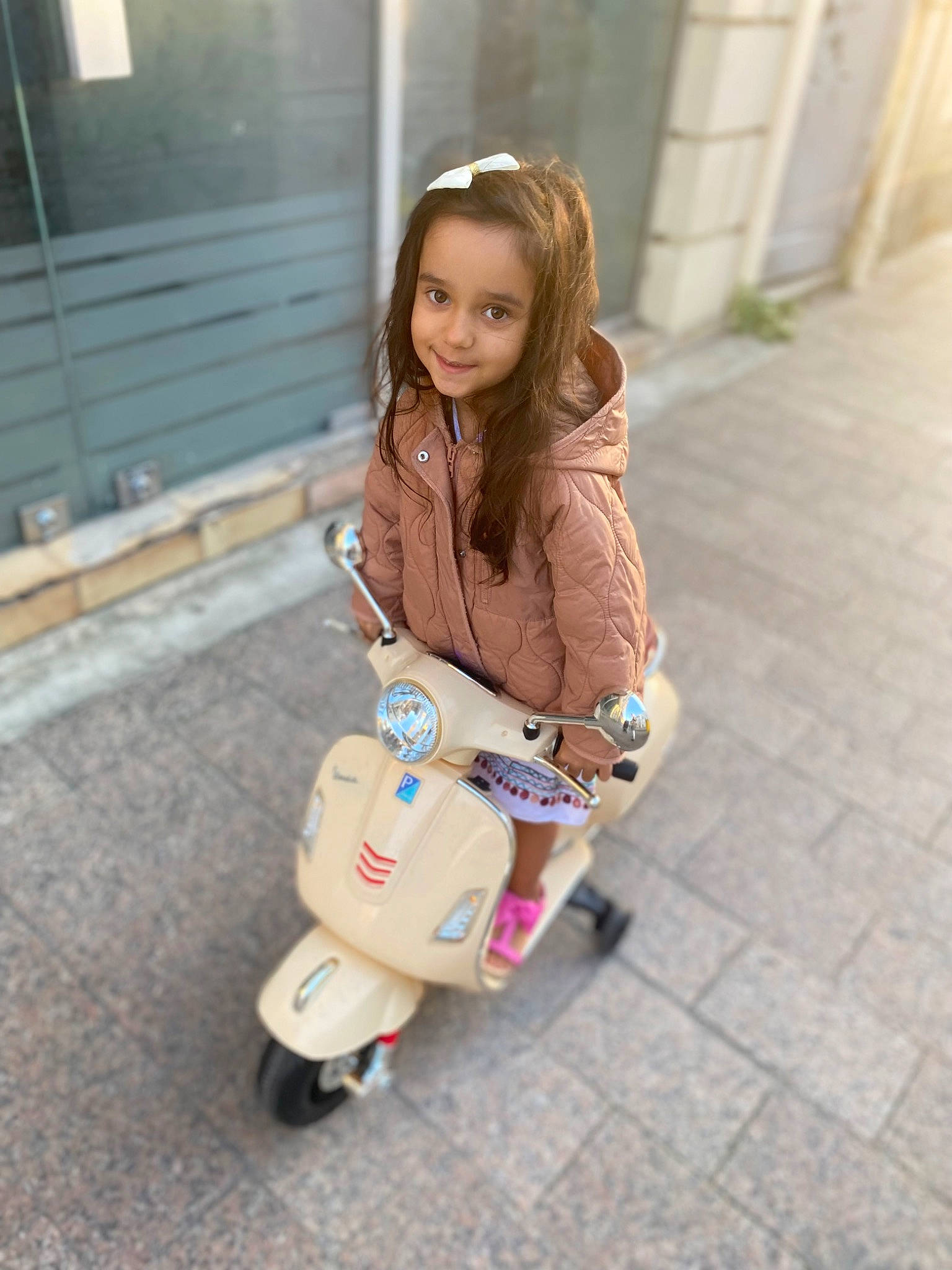 Kelya participe au concours pour gagner de l'argent avec cette photo : child, dress, face, fashion_accessory, flooring, fun, happy, human_leg, joy, person, recreation, riding_toy, scooter, sitting, smile, tire, toddler, toy, toy_vehicle, tricycle