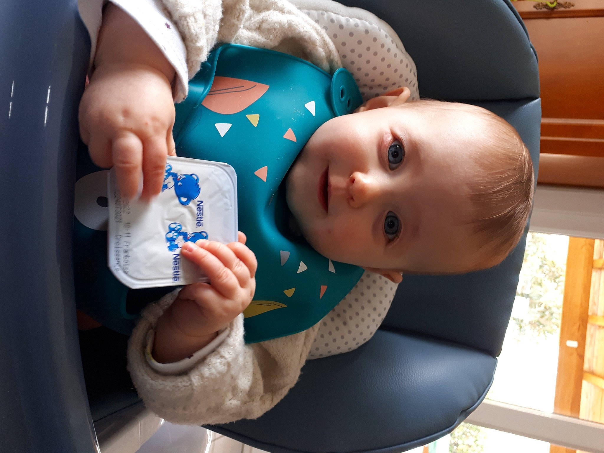 Clémence a rejoint le concours — aidez-le/la à gagner de superbes lots ! baby, baby_products, baby_toddler_clothing, cheek, child, comfort, drinkware, electric_blue, facial_expression, finger, fun, gesture, hand, mouth, nail, person, plastic_bottle, sitting, skin, thumb