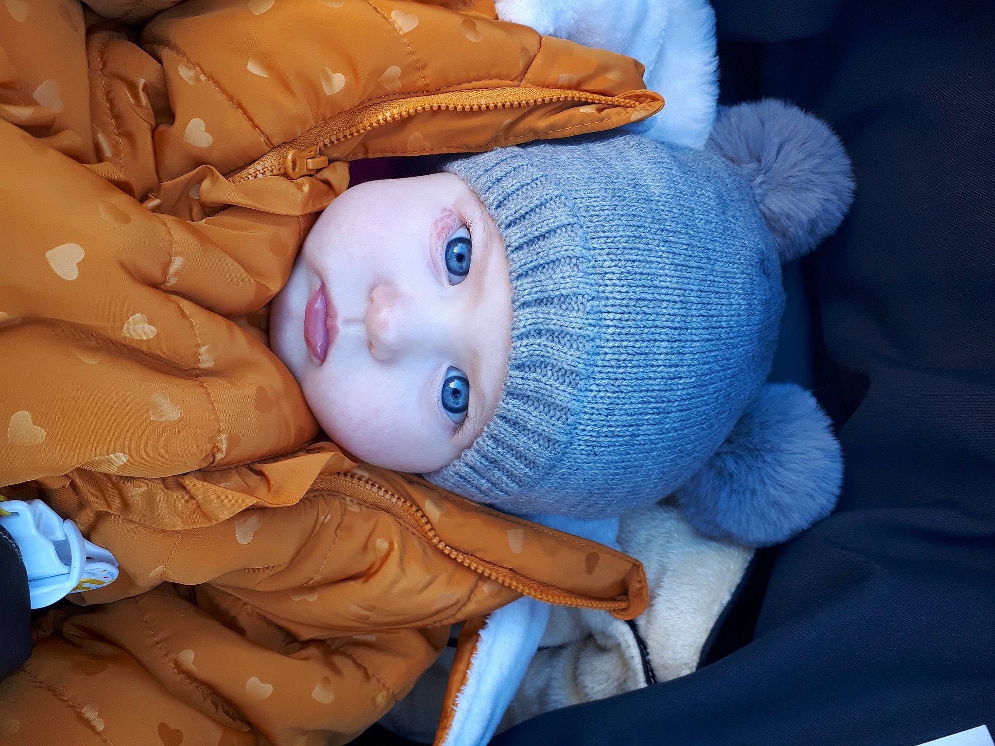 Clémence participe au concours pour gagner de l'argent avec cette photo : abdomen, arm, baby, baby_products, baby_toddler_clothing, cap, cheek, child, comfort, electric_blue, eye, finger, gesture, glove, hand, headwear, human_body, nose, person, skin