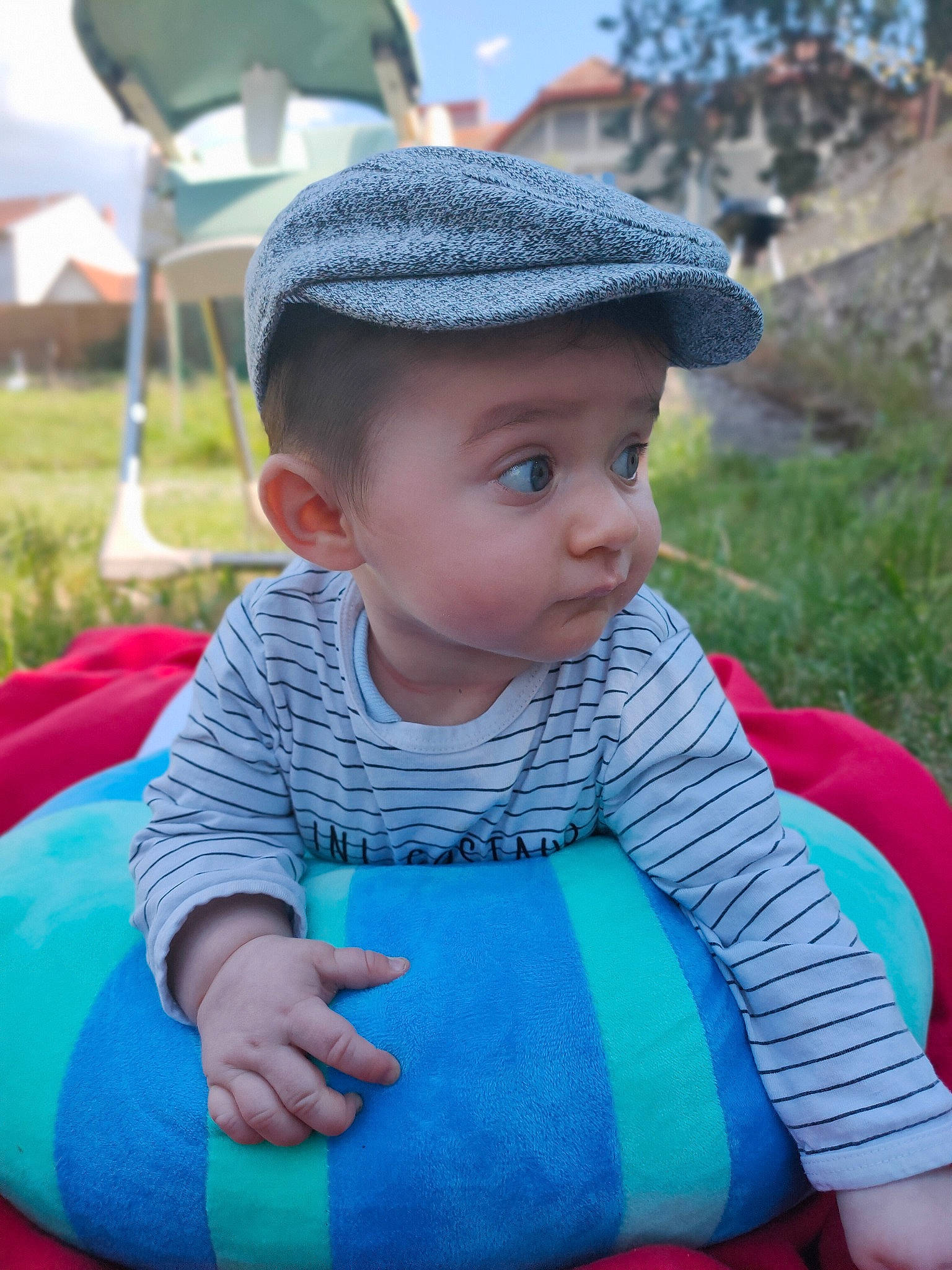 Ninho a rejoint le concours — aidez-le/la à gagner de superbes lots ! azure, baby, baby_toddler_clothing, blue, child, electric_blue, facial_expression, grass, green, happy, hat, headwear, leisure, person, photograph, pink, plant, product, recreation, skin