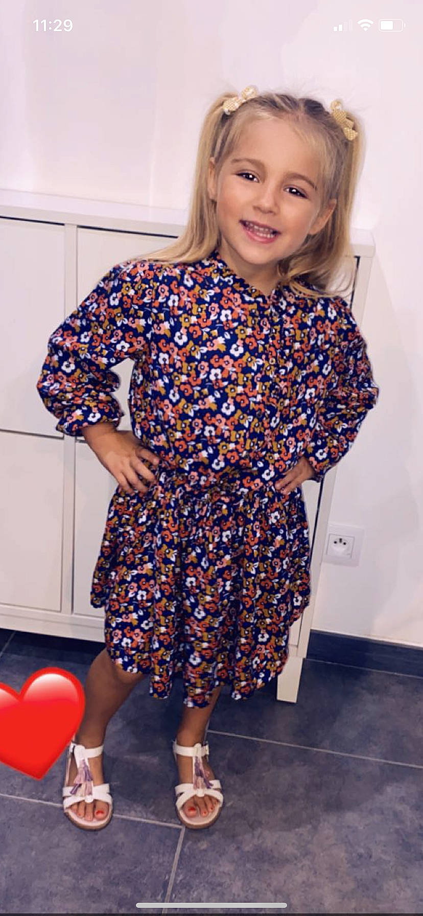 Maïssa a rejoint le concours — aidez-le/la à gagner de superbes lots ! balloon, blazer, collar, denim, dress, dress_shirt, electric_blue, event, fashion_design, flooring, happy, joint, joy, knee, long_hair, neck, pattern, person, shoulder, sleeve