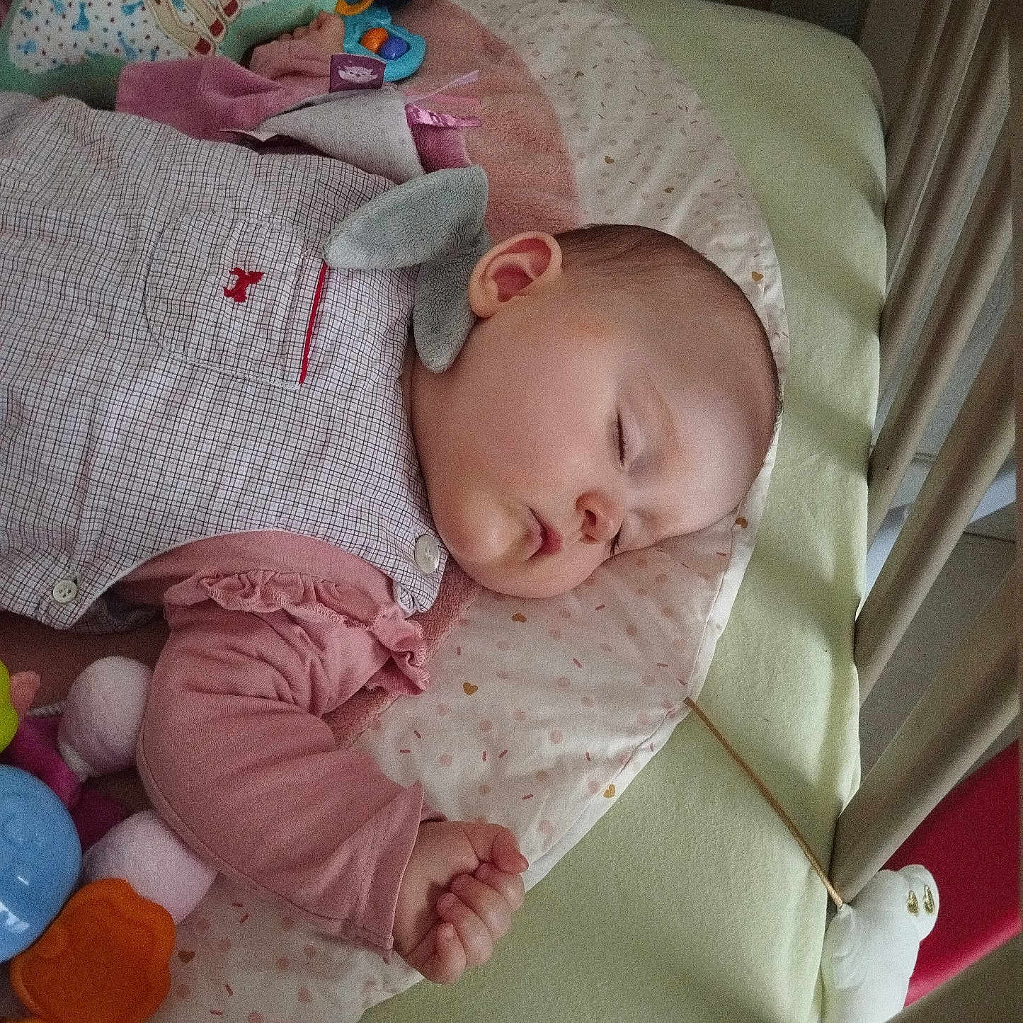 Laïla a rejoint le concours — aidez-le/la à gagner de superbes lots ! baby, sleeping, crib, toy, pillow, giraffe, rattle, pink_clothing, blanket, infant, child, soft_toys, cushion, peaceful, nap, hand, face, bed, interior, quiet