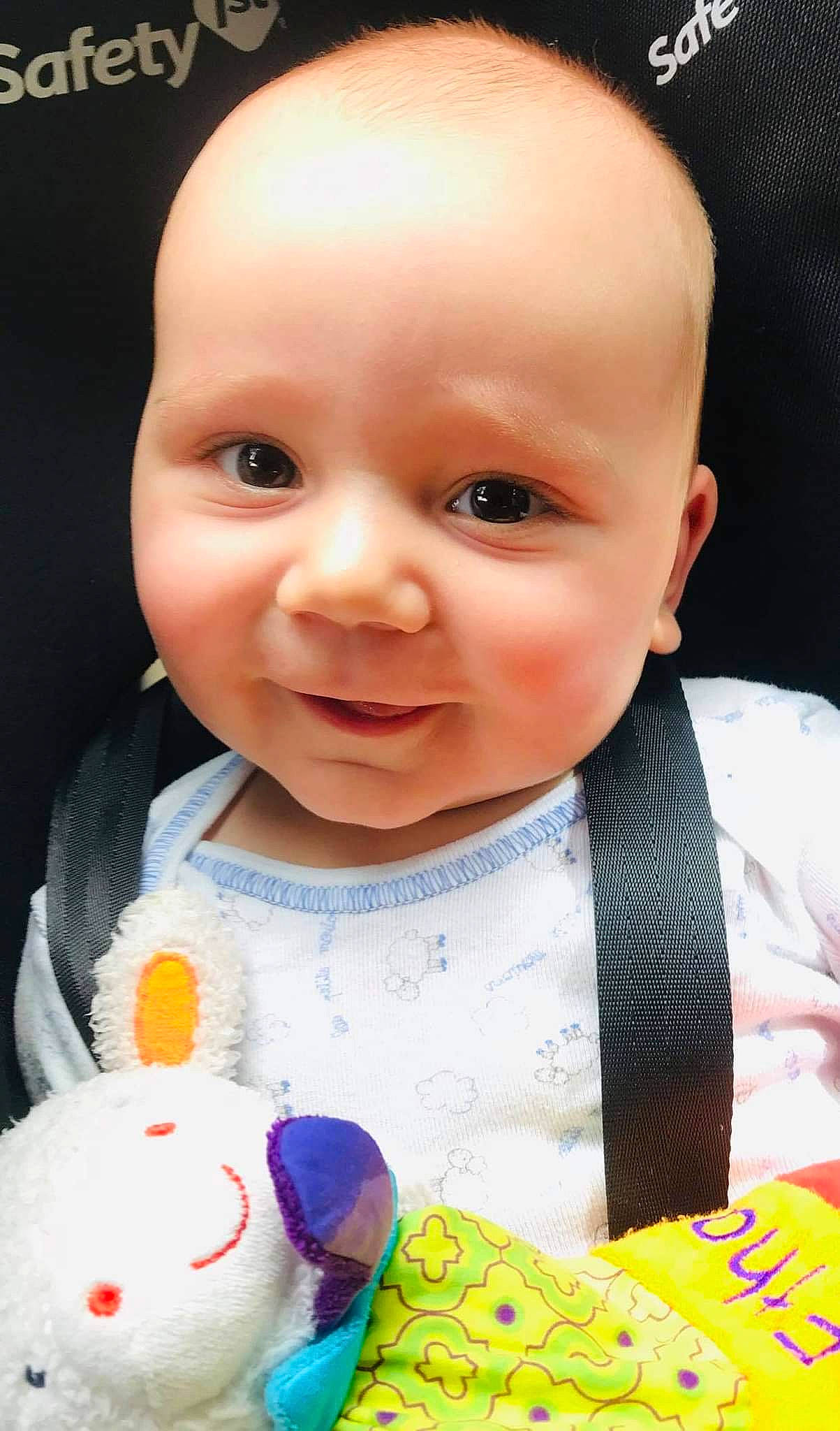 Ethan a rejoint le concours — aidez-le/la à gagner de superbes lots ! baby, baby_toddler_clothing, bib, cheek, child, dress, drinkware, happy, iris, lip, nose, person, pink, product, skin, sleeve, smile, t_shirt, toddler, white