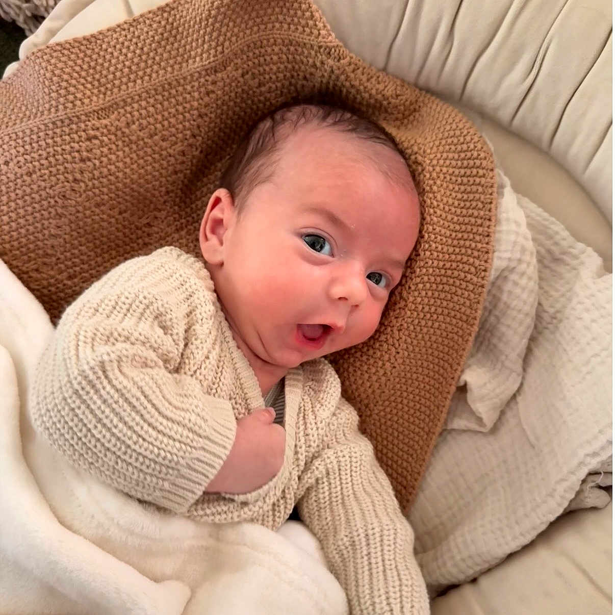 Andrea a rejoint le concours — aidez-le/la à gagner de superbes lots ! baby, infant, knitwear, blanket, cushion, cozy, expression, face, child, person, portrait, soft, warm_colors, indoors, cute, newborn, sitting, comfort, clothing, relaxed
