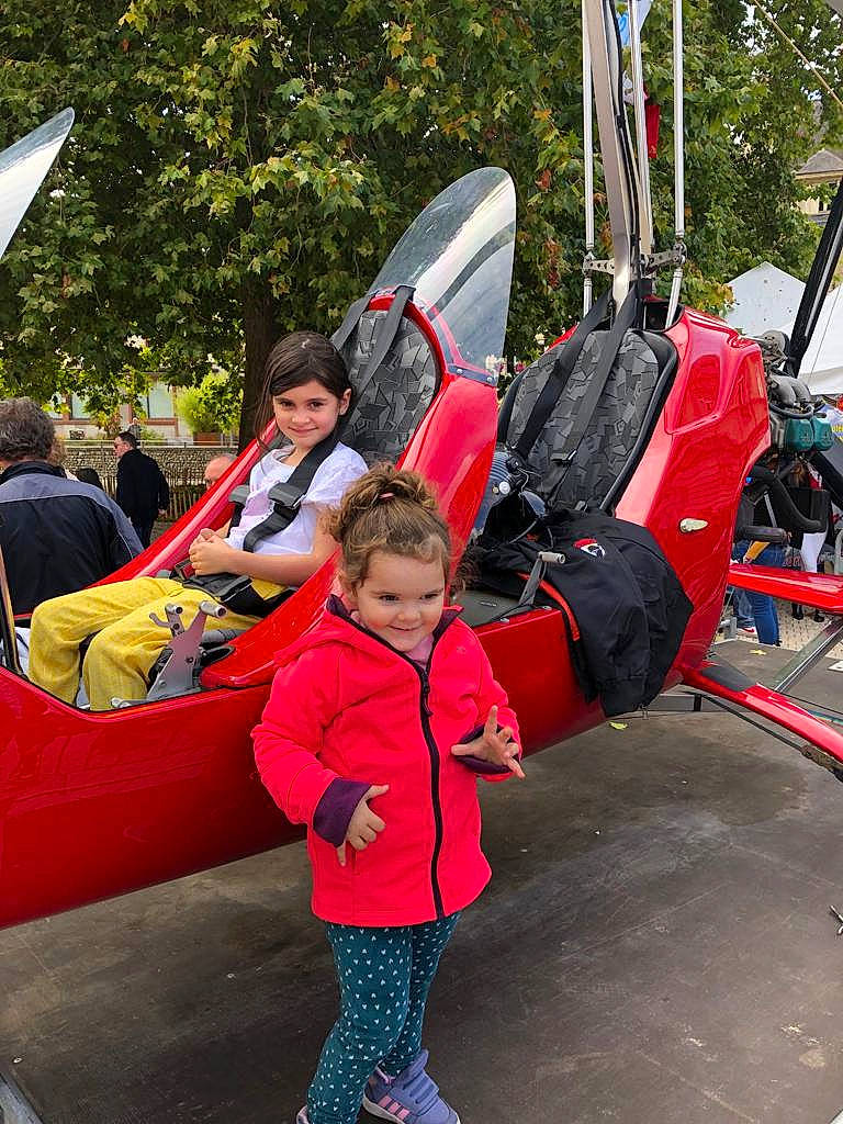 Maloey participe au concours pour gagner de l'argent avec cette photo : boating, boats_and_boating_equipment_and_supplies, child, event, fun, jacket, joy, leisure, lifejacket, motor_vehicle, paddle, person, personal_protective_equipment, recreation, toddler, tree, vacation, water_transportation, watercraft