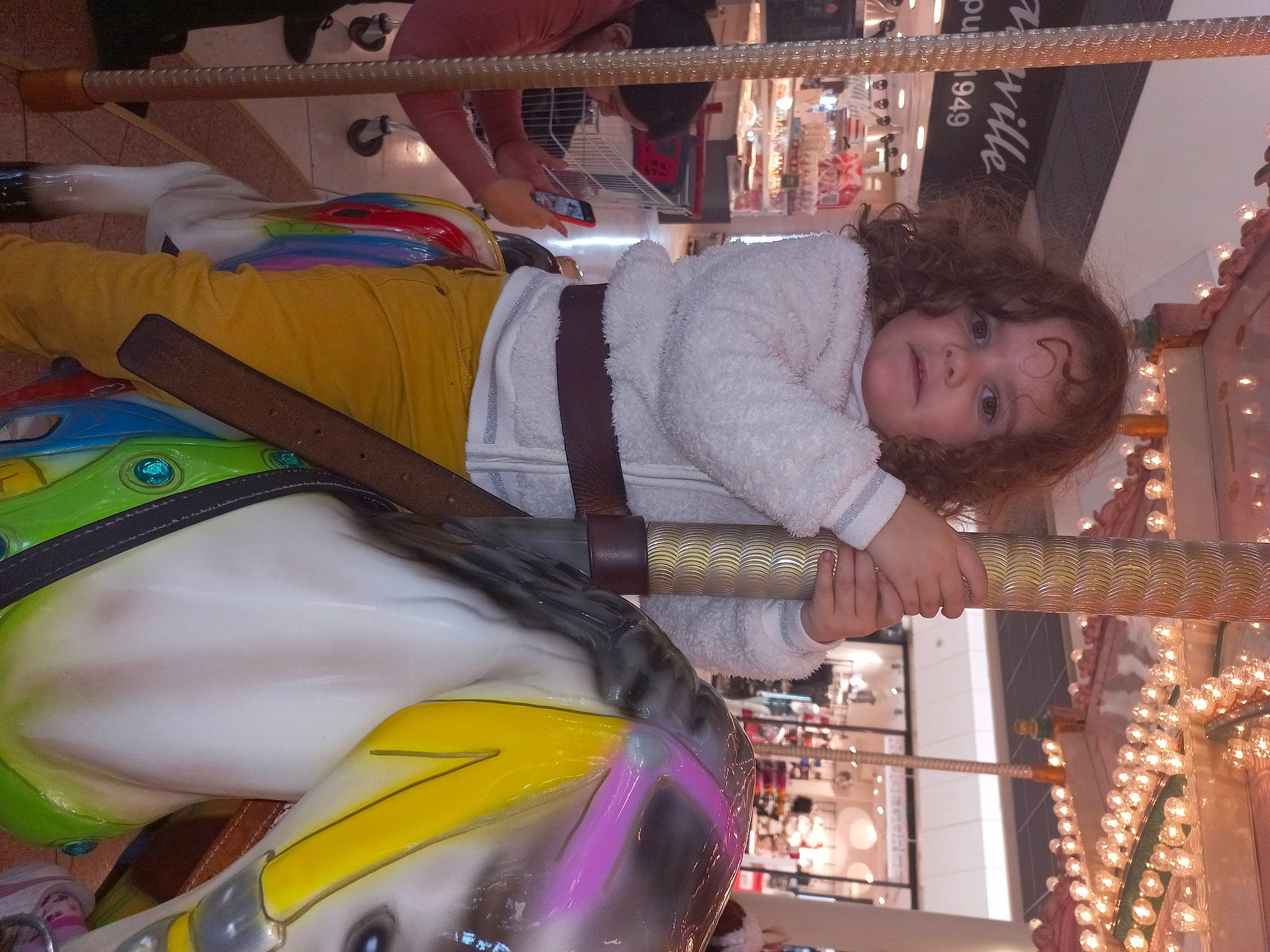 Maloey a rejoint le concours — aidez-le/la à gagner de superbes lots ! decoration, event, fun, person, photography, snapshot, textile, tradition, tree