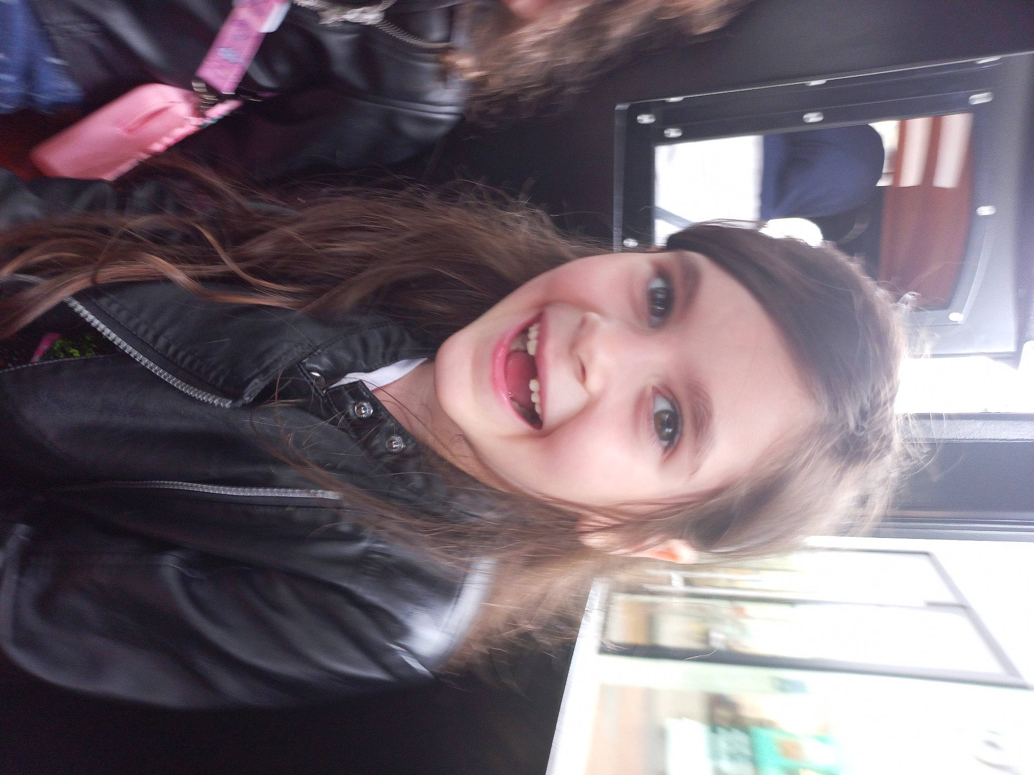 Hynna a rejoint le concours — aidez-le/la à gagner de superbes lots ! cheek, comfort, eyebrow, eyelash, facial_expression, fun, fur, happy, joy, lip, luxury_vehicle, mouth, nose, person, skin, smile, television, tree