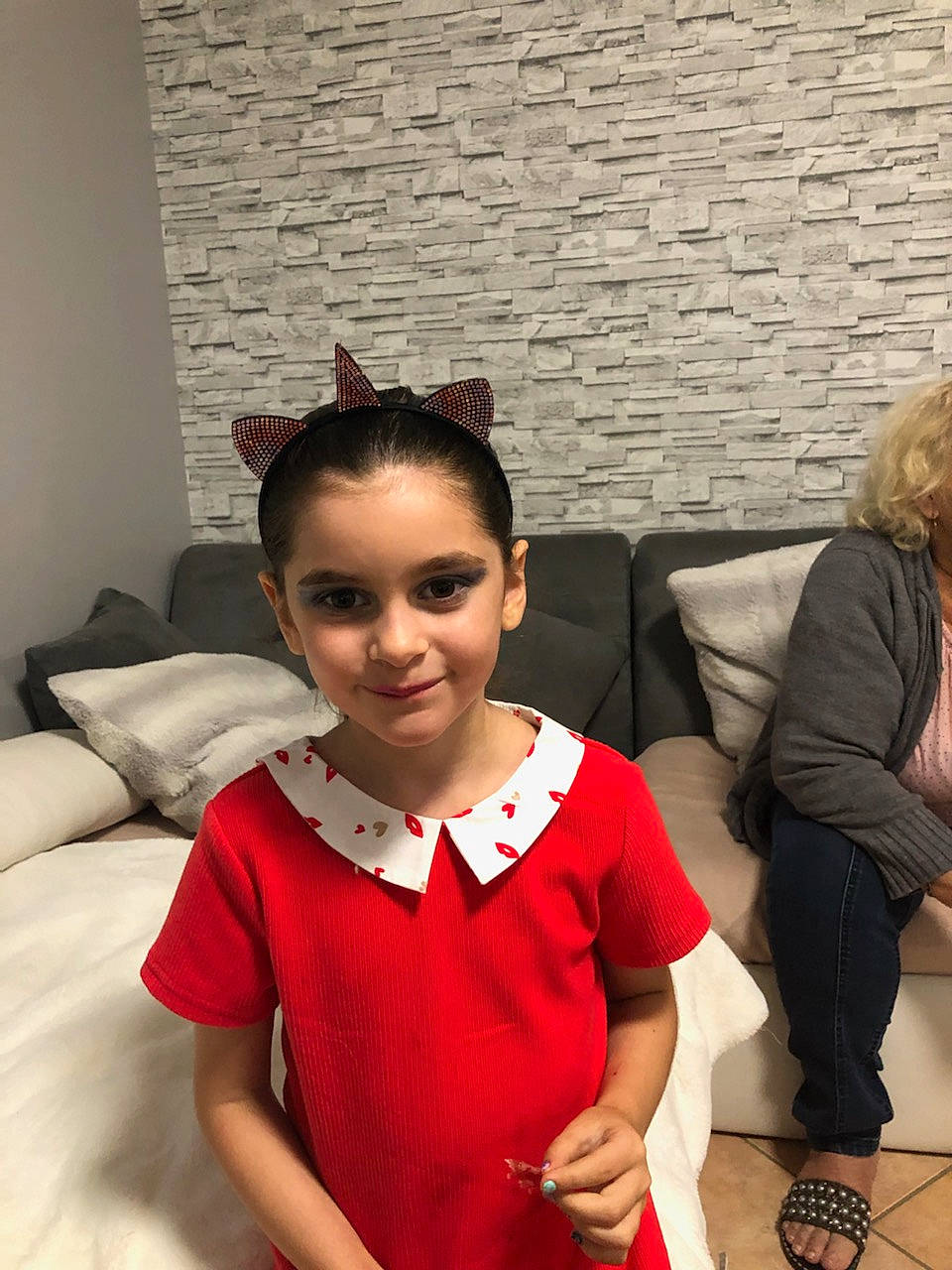 Hynna a rejoint le concours — aidez-le/la à gagner de superbes lots ! chair, child, event, eyewear, fashion_accessory, fashion_design, flash_photography, flooring, formal_wear, fun, fur, happy, jewellery, joy, neck, necklace, person, room, shoulder, sitting