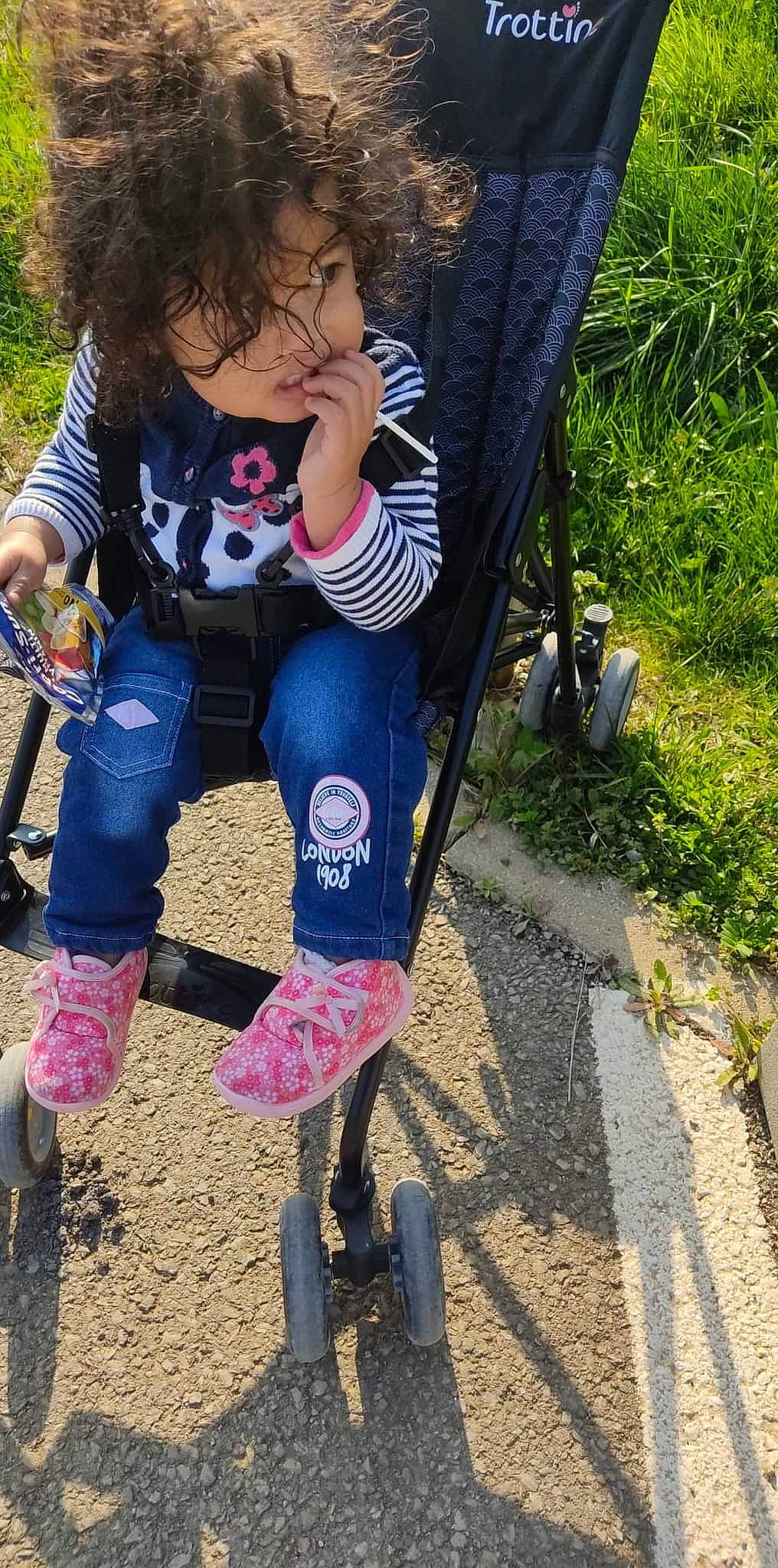 Nathisoa participe au concours pour gagner de l'argent avec cette photo : boot, clothing, electric_blue, fun, grass, human_leg, knee, leisure, magenta, plant, recreation, shoe, sneakers, sock, soil, thigh, tire, toddler, tree, wheel