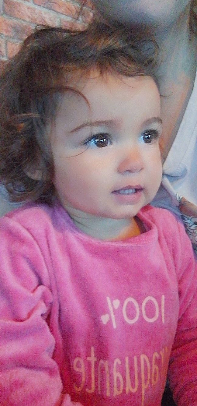 Zoey a rejoint le concours — aidez-le/la à gagner de superbes lots ! baby, baby_toddler_clothing, black_hair, cheek, cool, ear, eyelash, forehead, happy, human_body, lip, mammal, mouth, nose, organ, person, pink, skin, sleeve, smile