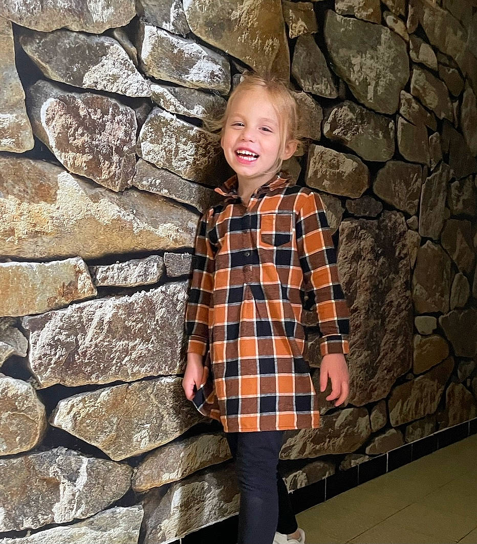 Leia participe au concours pour gagner de l'argent avec cette photo : brick, brickwork, collar, design, dress_shirt, eye, fashion, flash_photography, happy, joy, pattern, person, photograph, plaid, sleeve, smile, snapshot, standing, tartan, textile