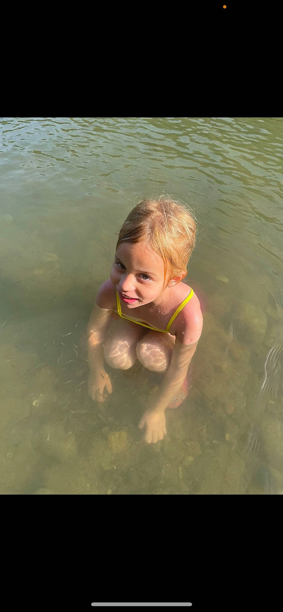Leia participe au concours pour gagner de l'argent avec cette photo : bathing, blond, child, face, fun, happy, lake, leisure, mammal, people_in_nature, person, personal_protective_equipment, play, recreation, skin, smile, sunlight, swimming_pool, swimwear, toddler