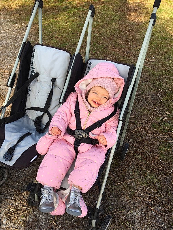 Noélïa participe au concours pour gagner de l'argent avec cette photo : baby, baby_carriage, baby_products, bag, child, comfort, fun, grass, happy, headwear, joy, leisure, luggage_and_bags, people_in_nature, person, product, recreation, sitting, smile, toddler